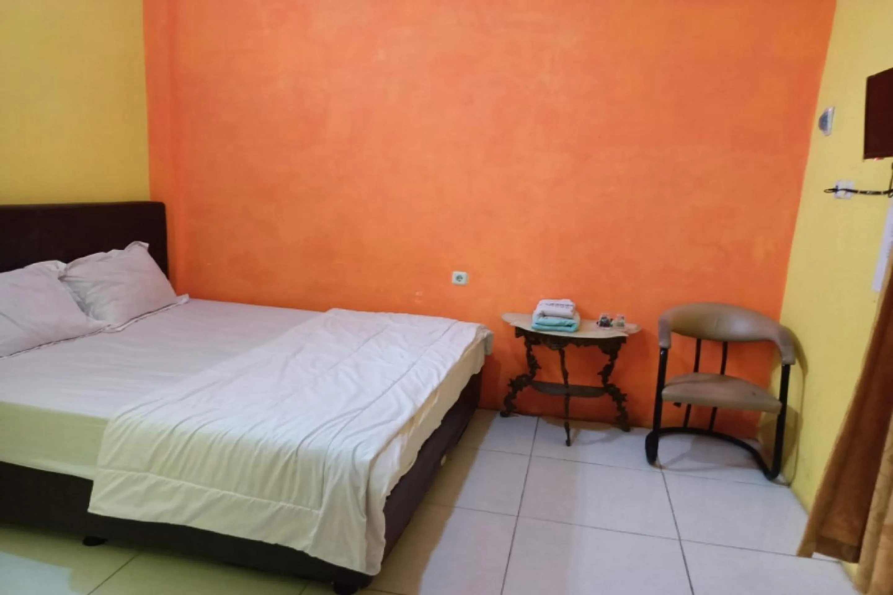 Bedroom in OYO 91232 Hotel Garuda