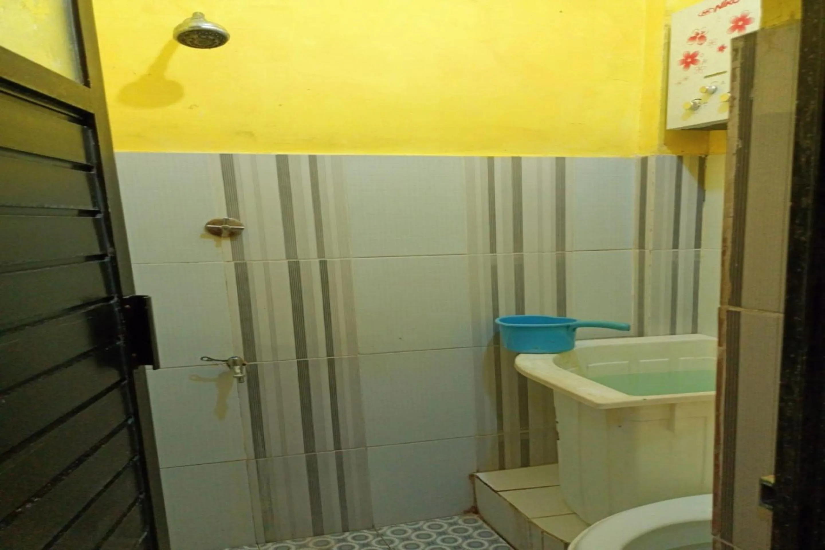 Bathroom in OYO 91232 Hotel Garuda