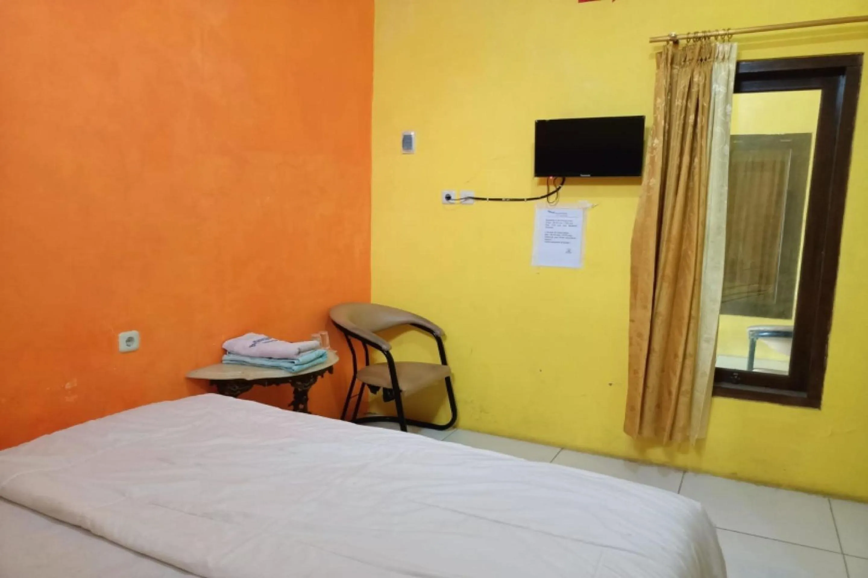 Bedroom in OYO 91232 Hotel Garuda