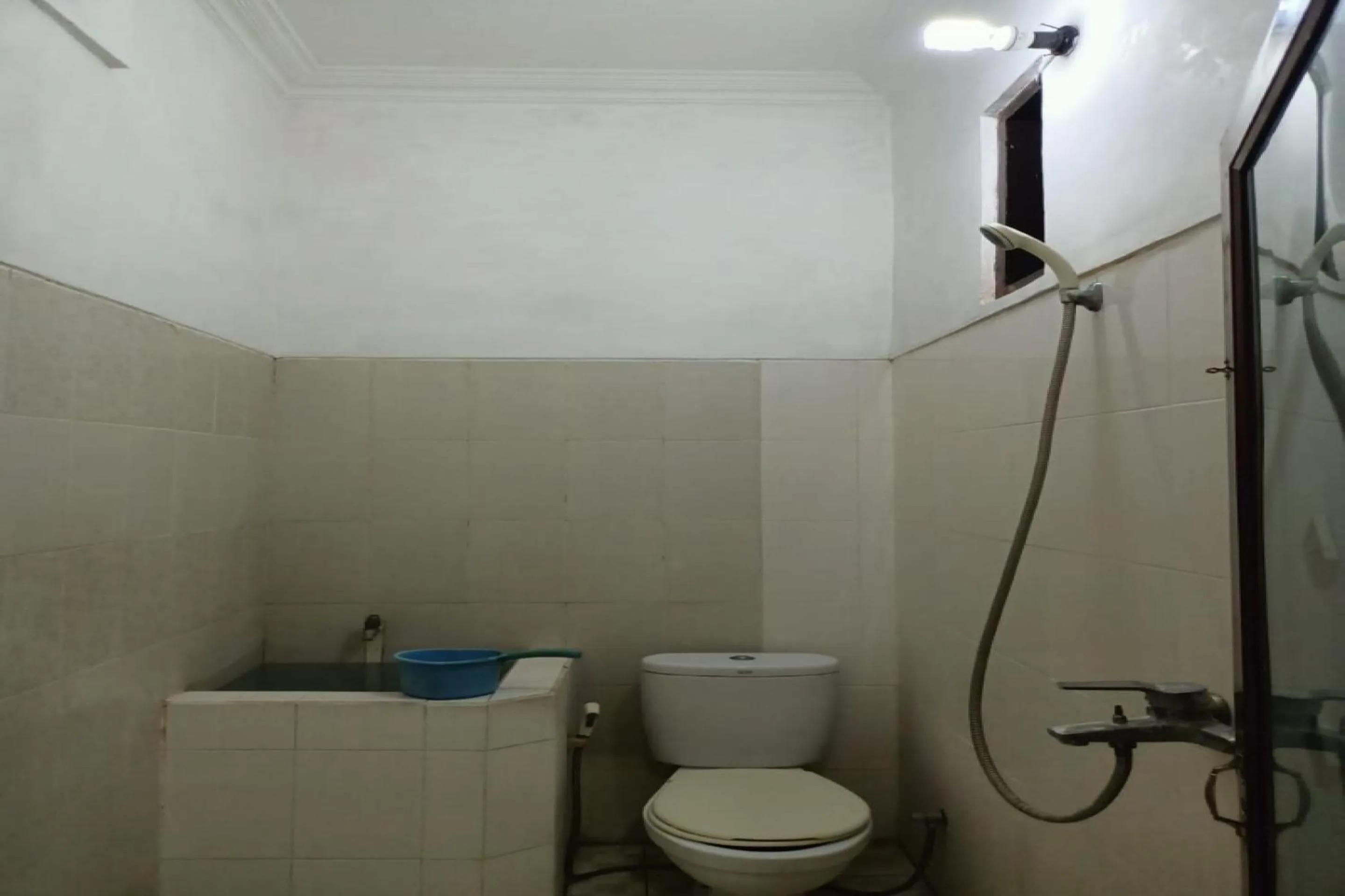 Bathroom in OYO 91232 Hotel Garuda