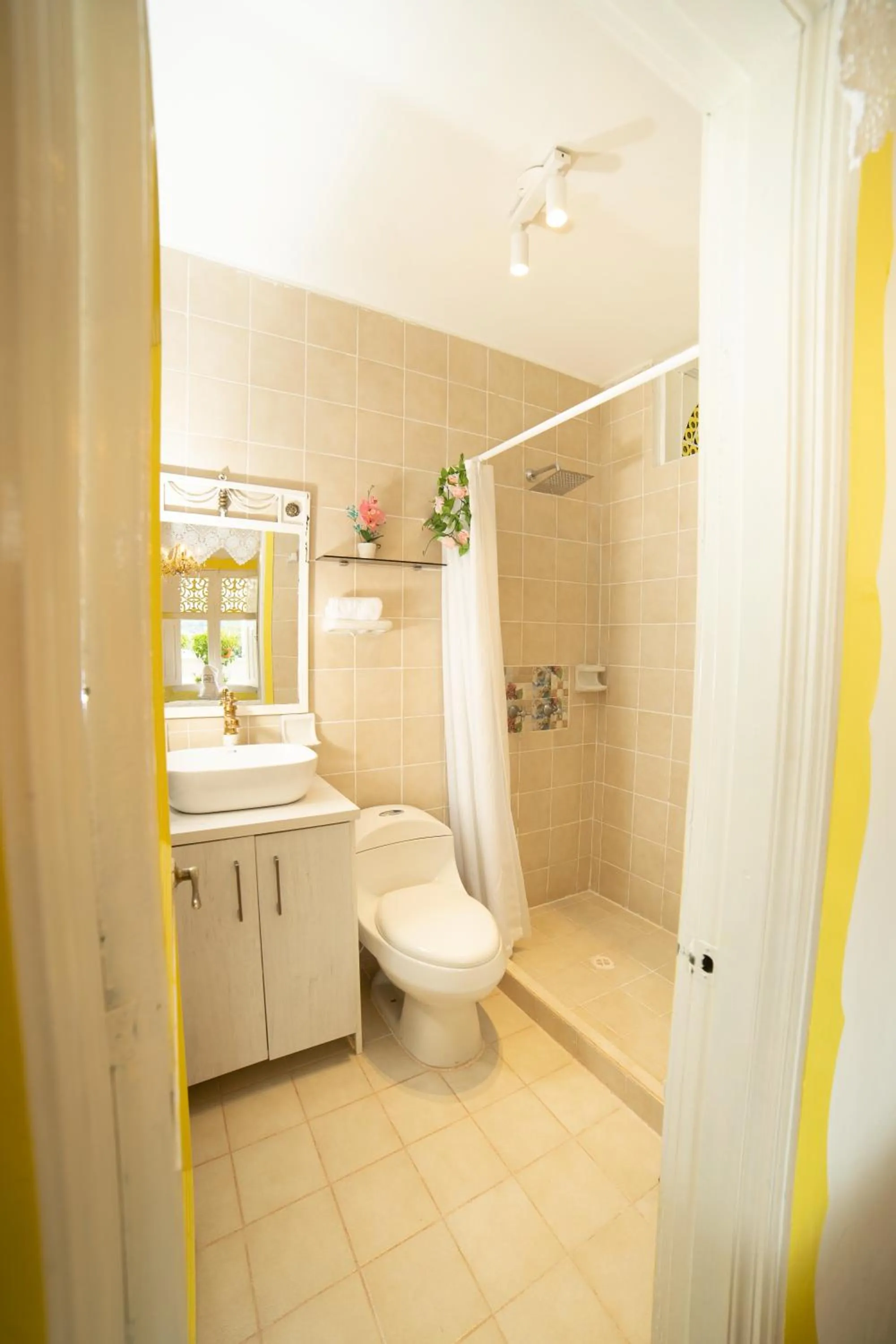 Shower in Posada del Angel