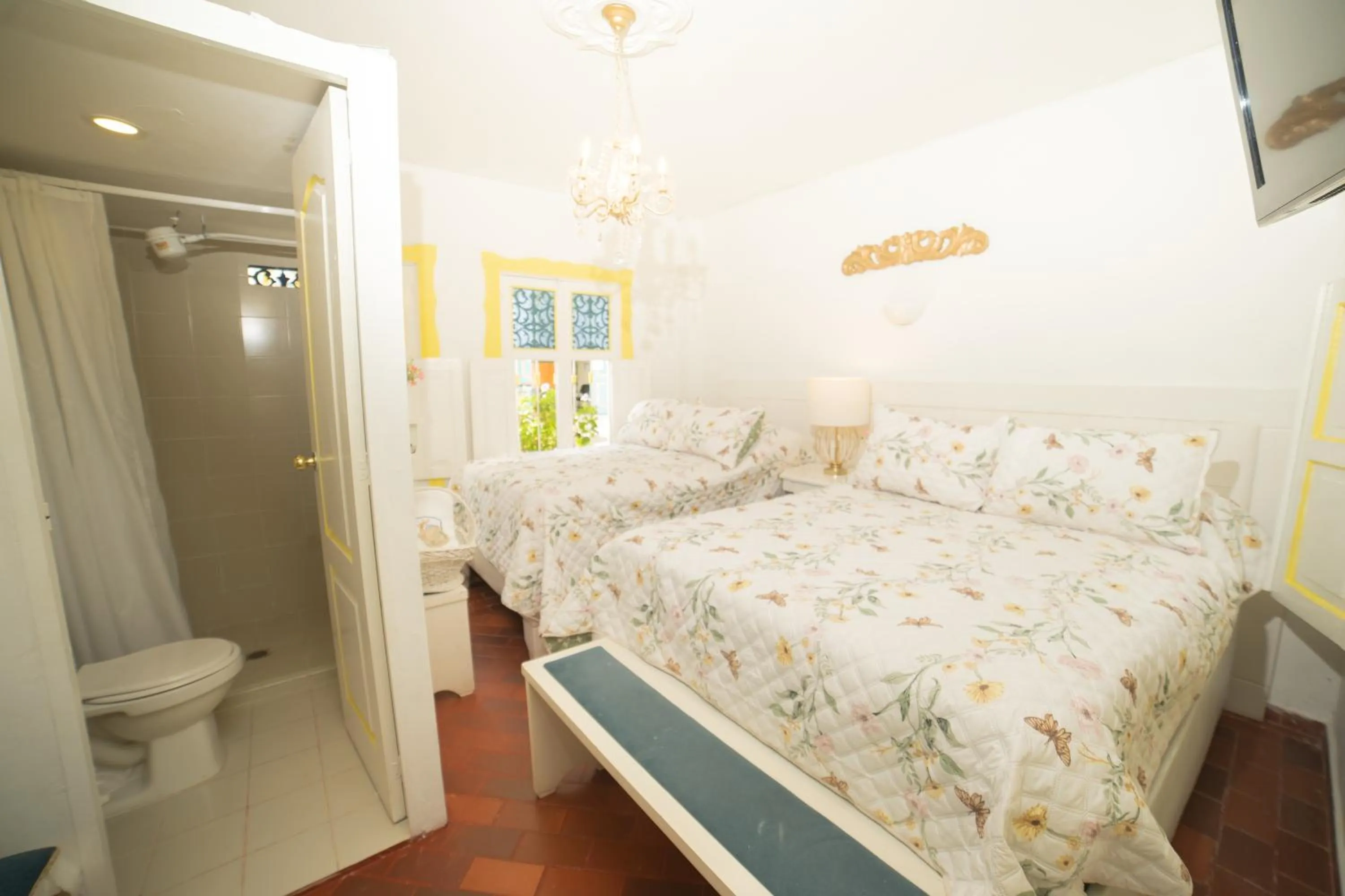 Toilet, Bed in Posada del Angel