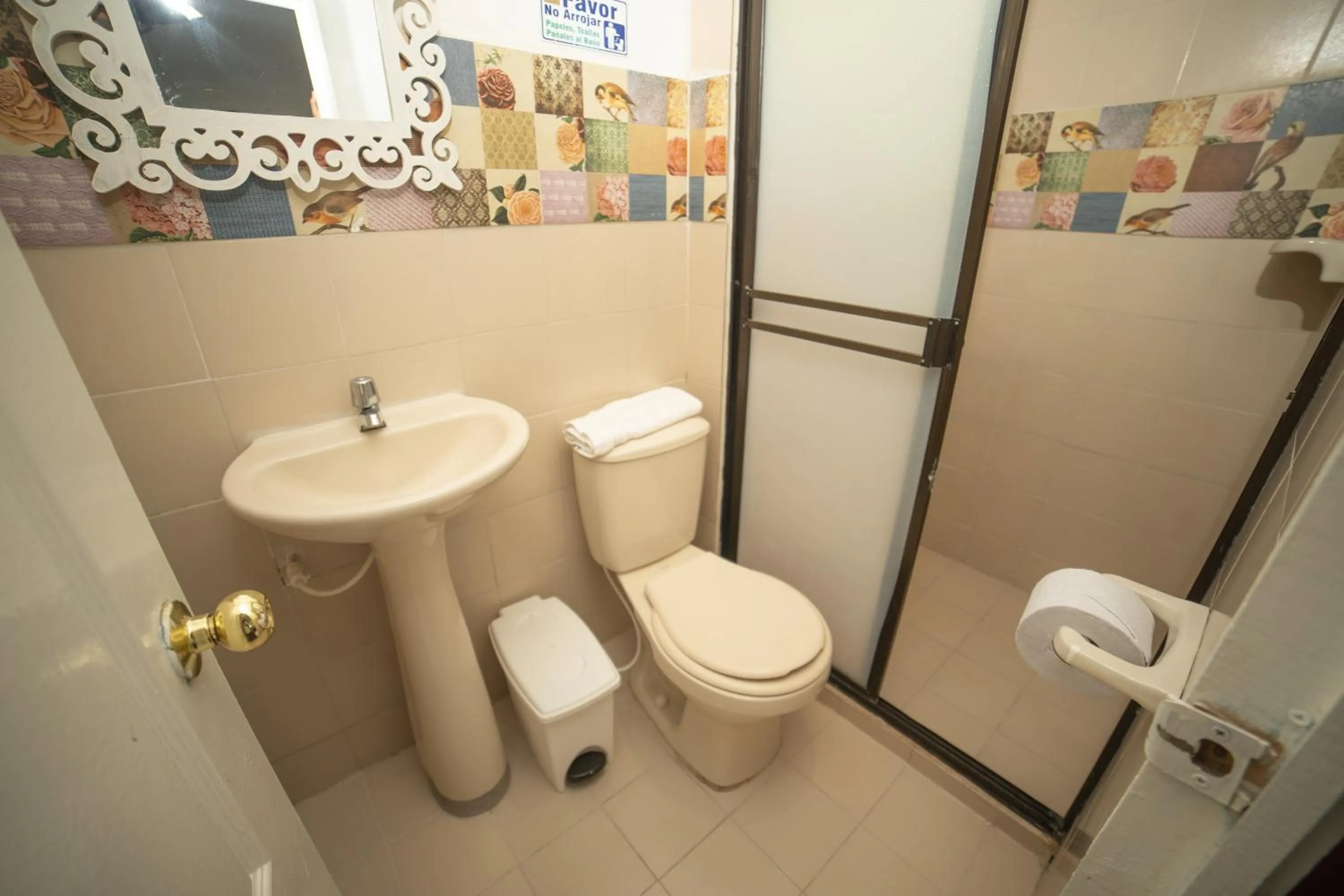 Shower in Posada del Angel