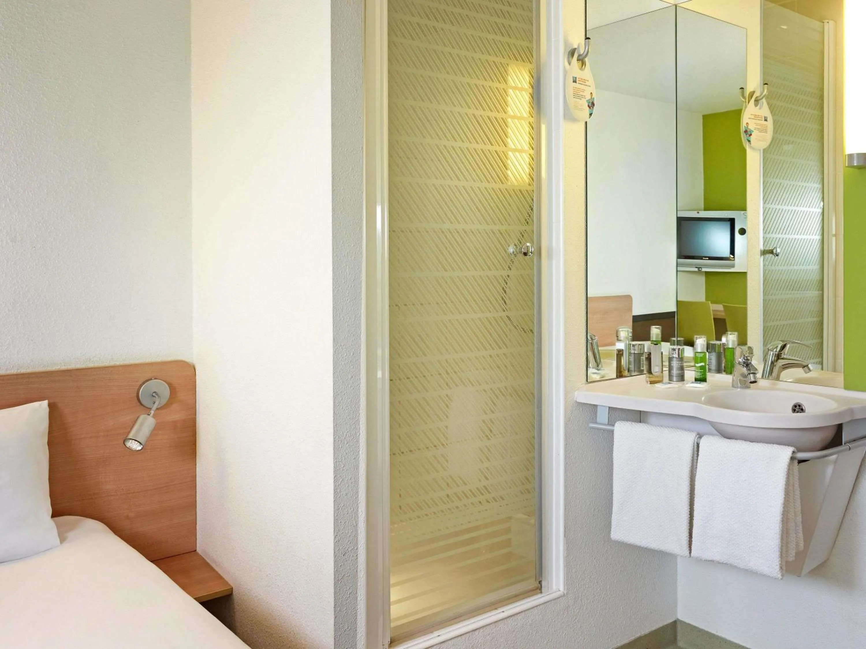 Bedroom, Bed in ibis budget Wrocław Południe