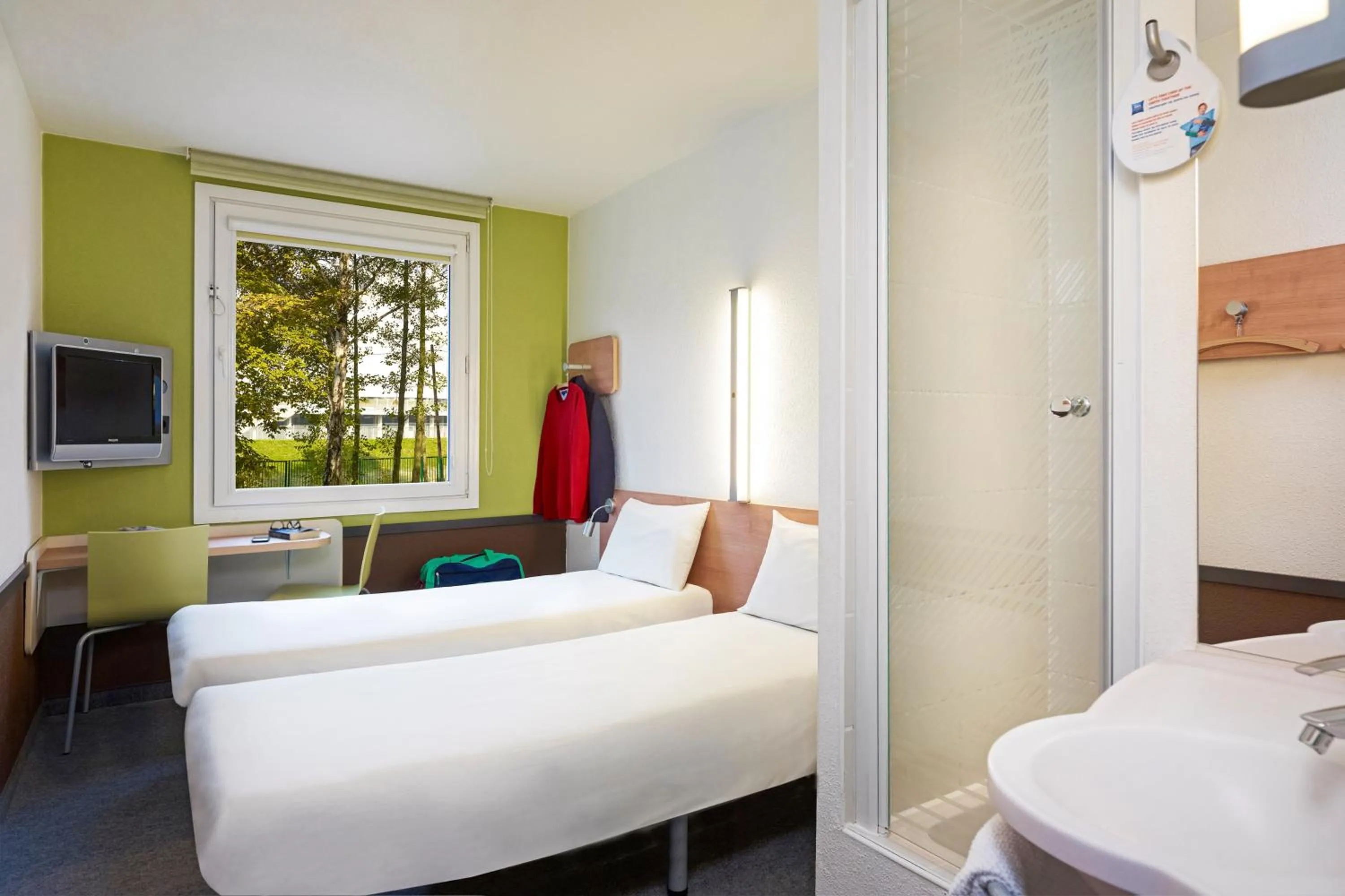 Bathroom, Bed in ibis budget Katowice Centrum