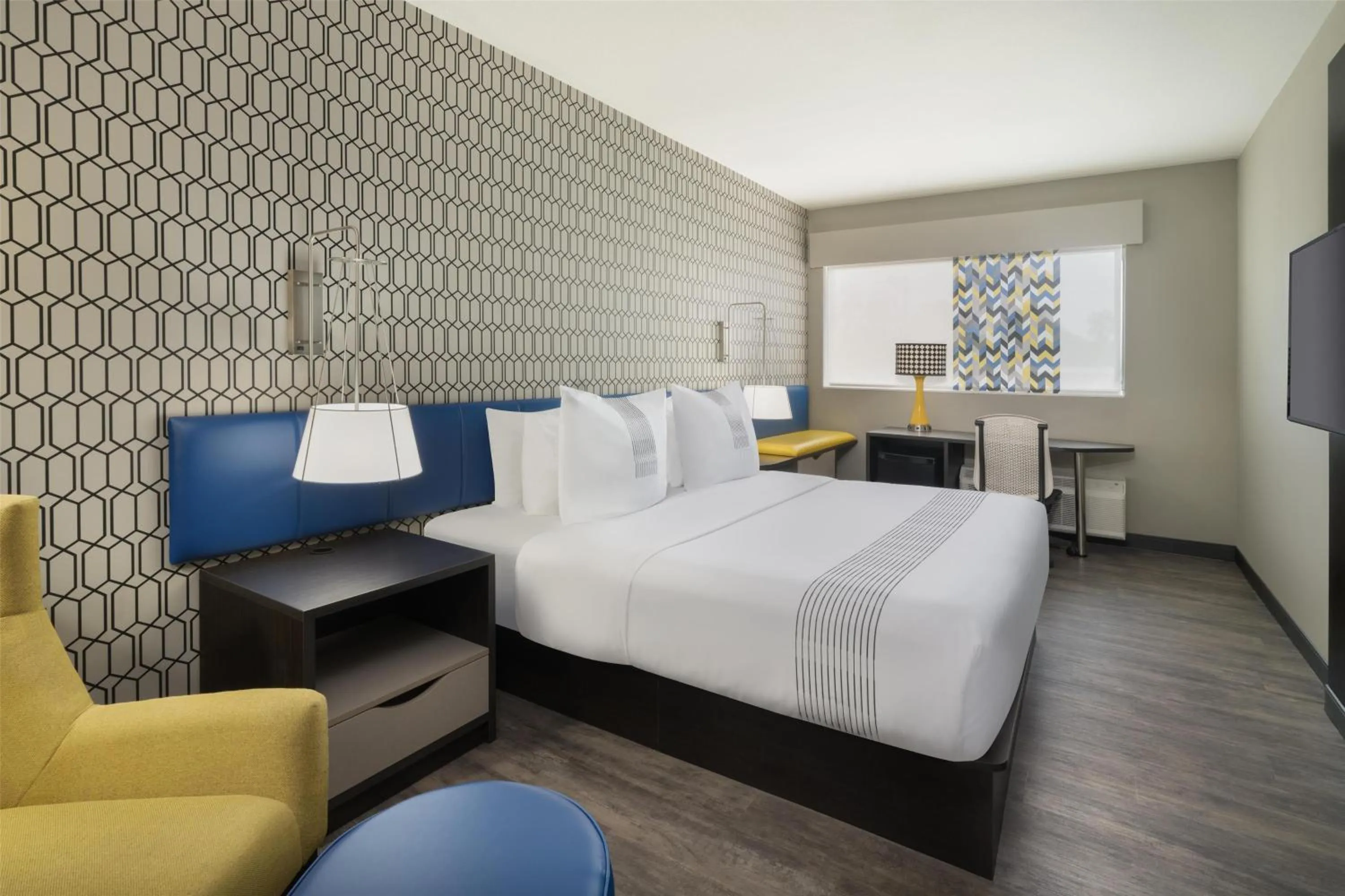 Bedroom, Bed in GLō Best Western Tulsa-Catoosa East Route 66