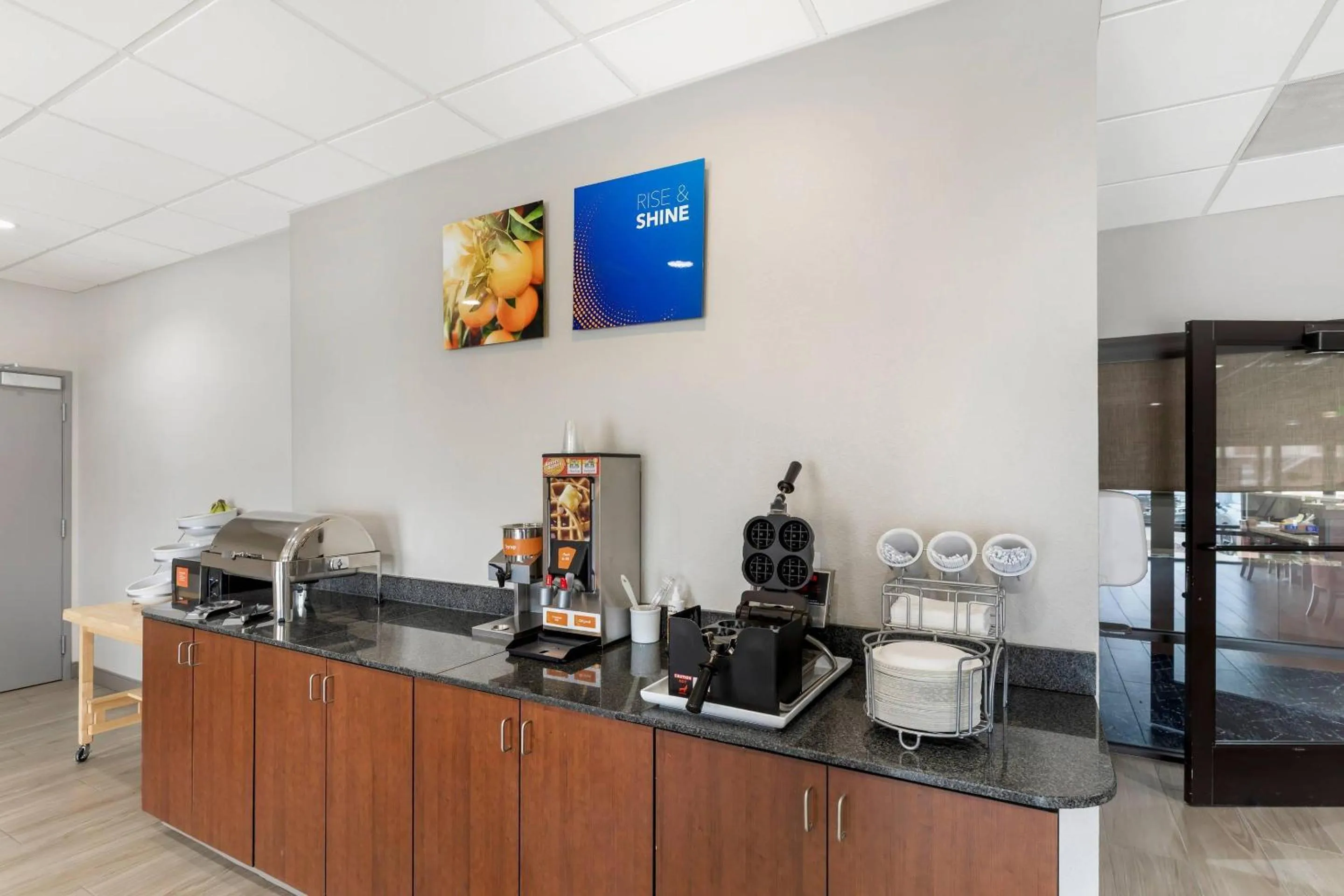 Breakfast in Comfort Inn Ballard-Roosevelt