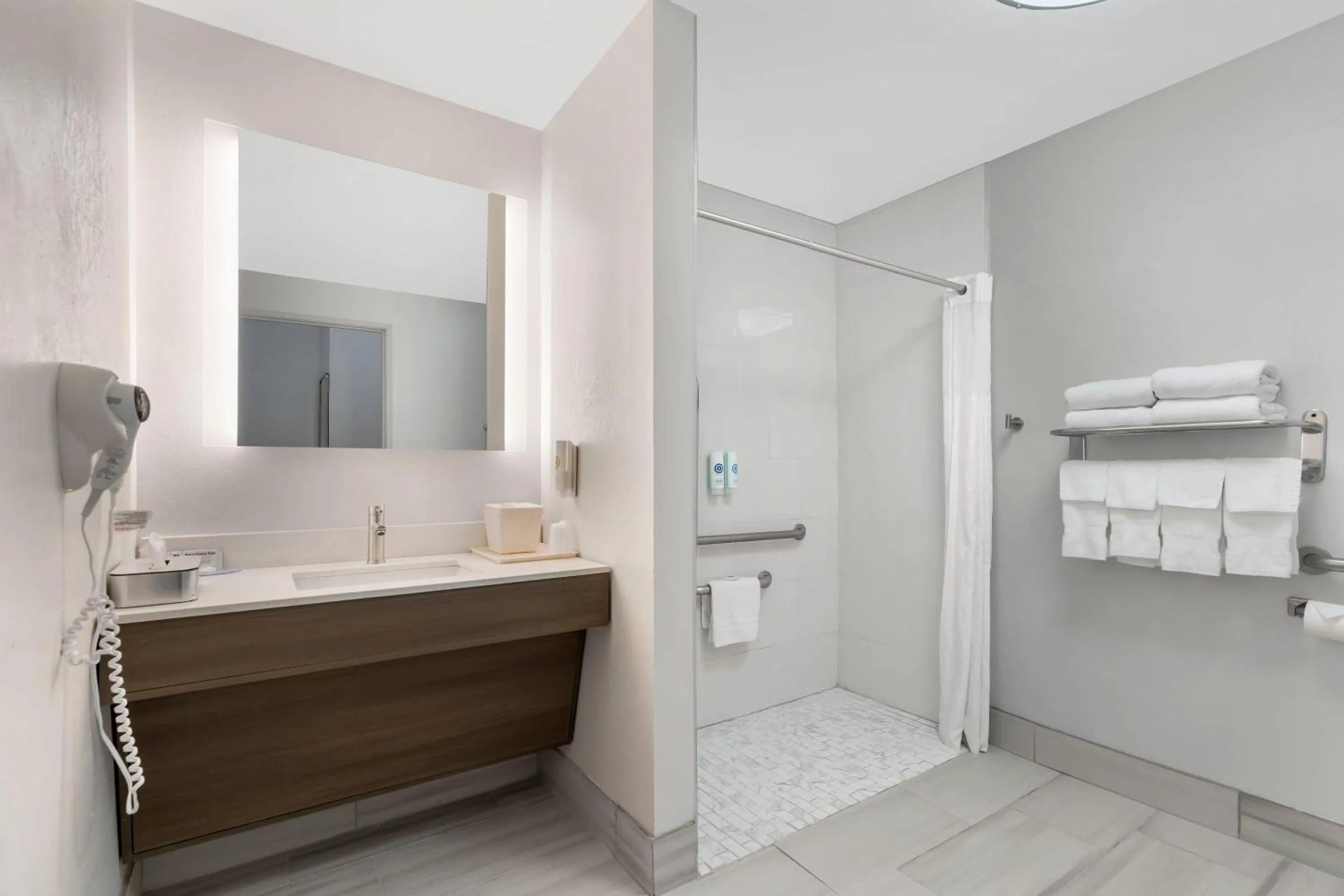 Bedroom in Comfort Inn Ballard-Roosevelt