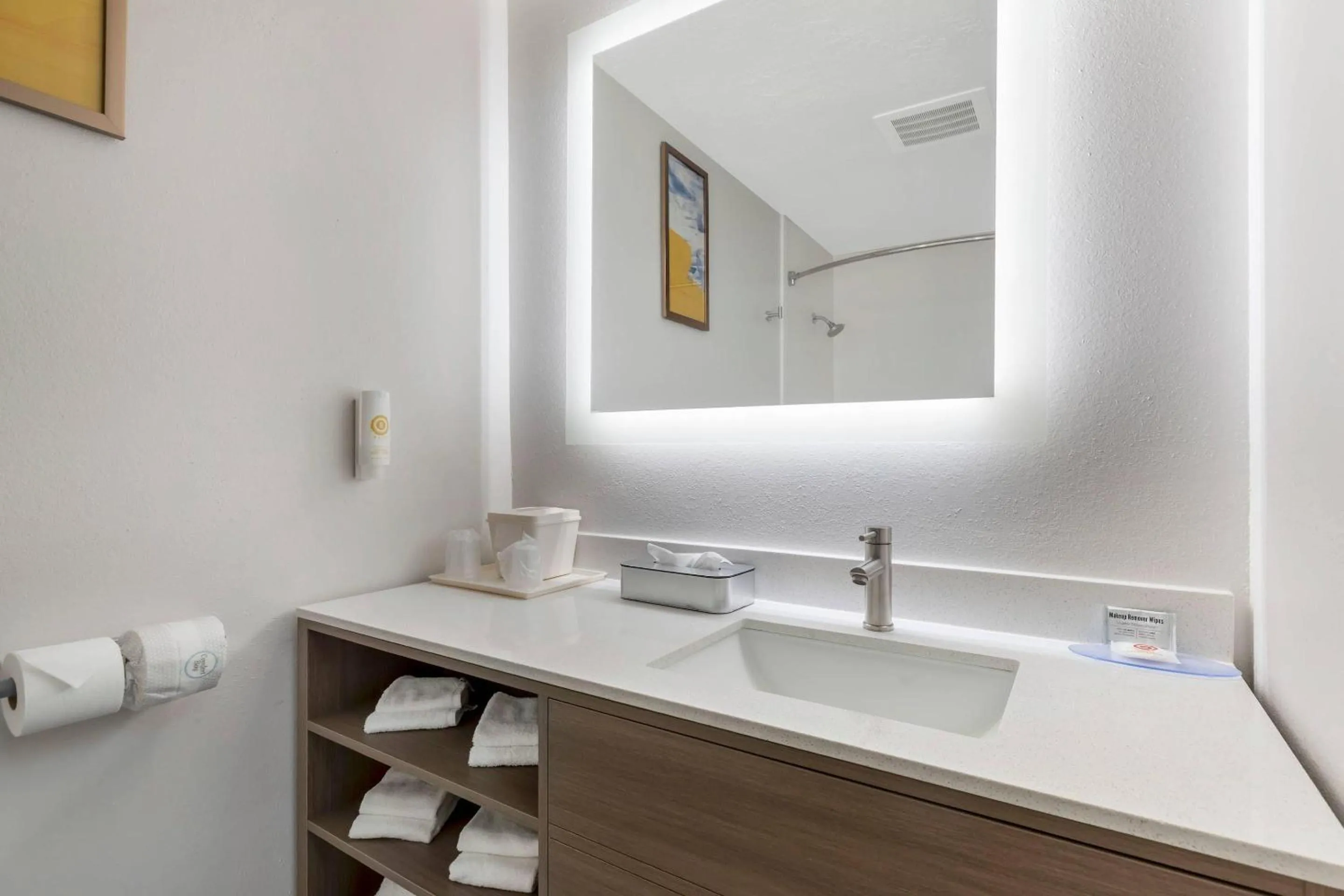 Bedroom in Comfort Inn Ballard-Roosevelt