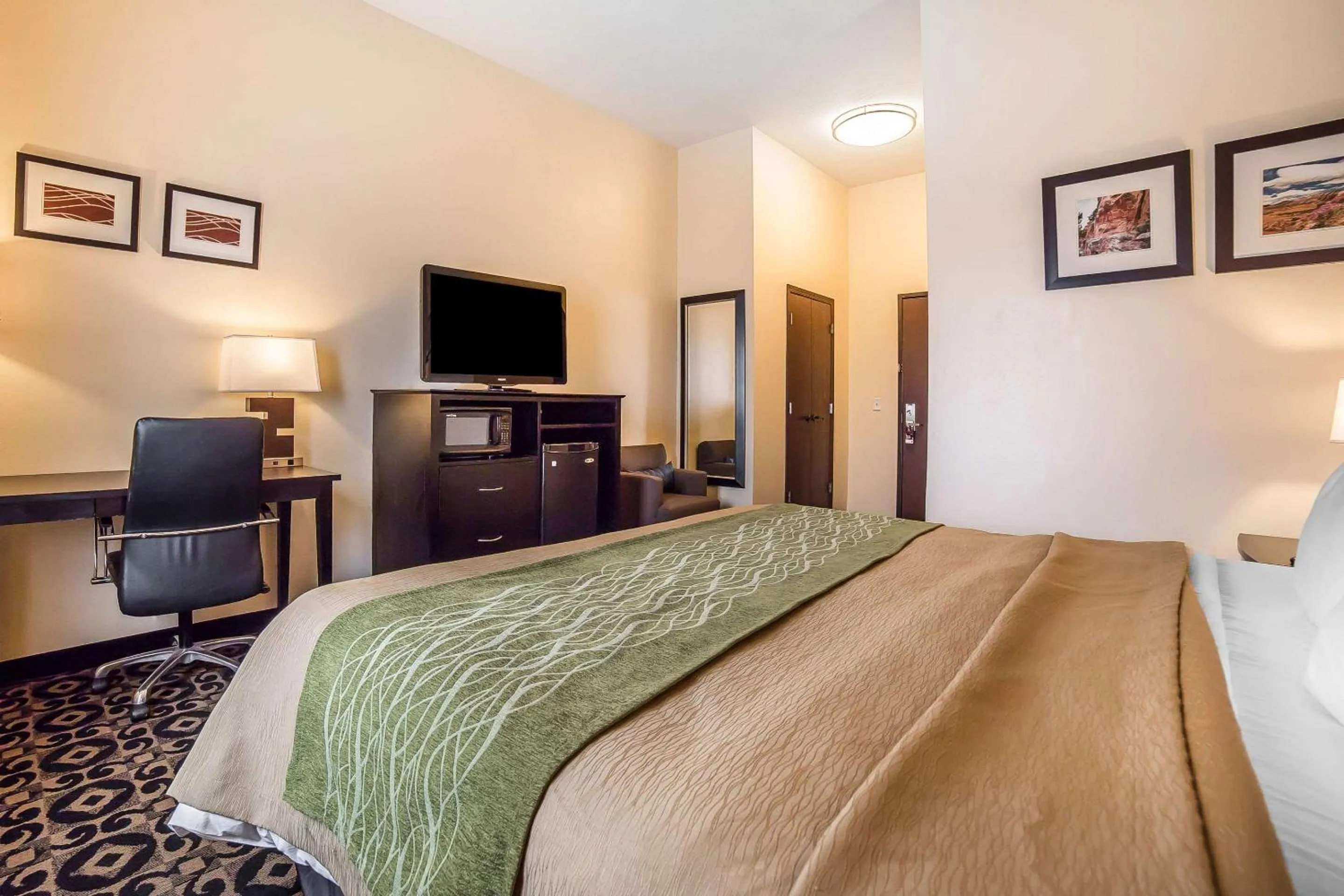 Bedroom, Bed in Comfort Inn Ballard-Roosevelt