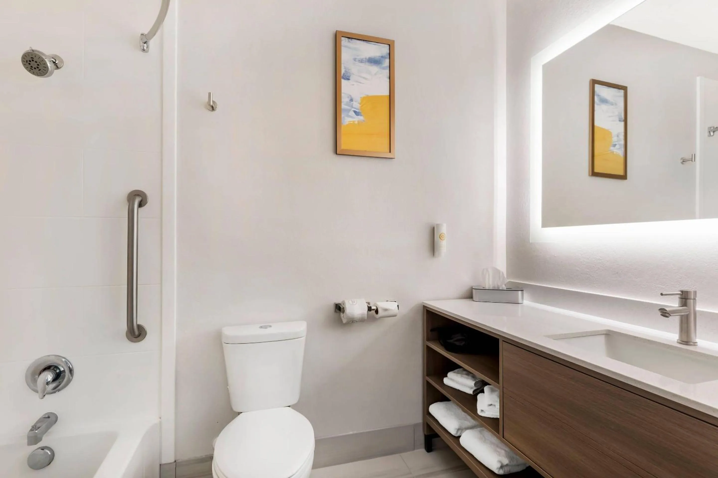 Bedroom in Comfort Inn Ballard-Roosevelt