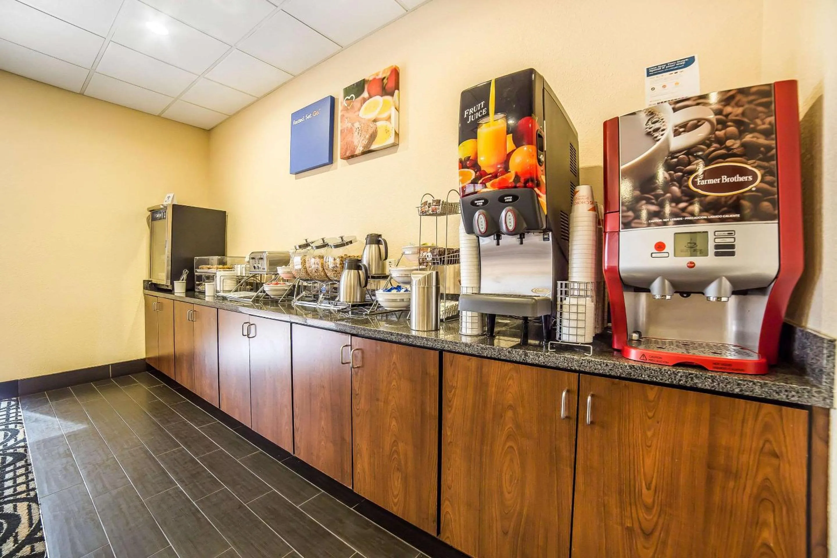 Breakfast in Comfort Inn Ballard-Roosevelt