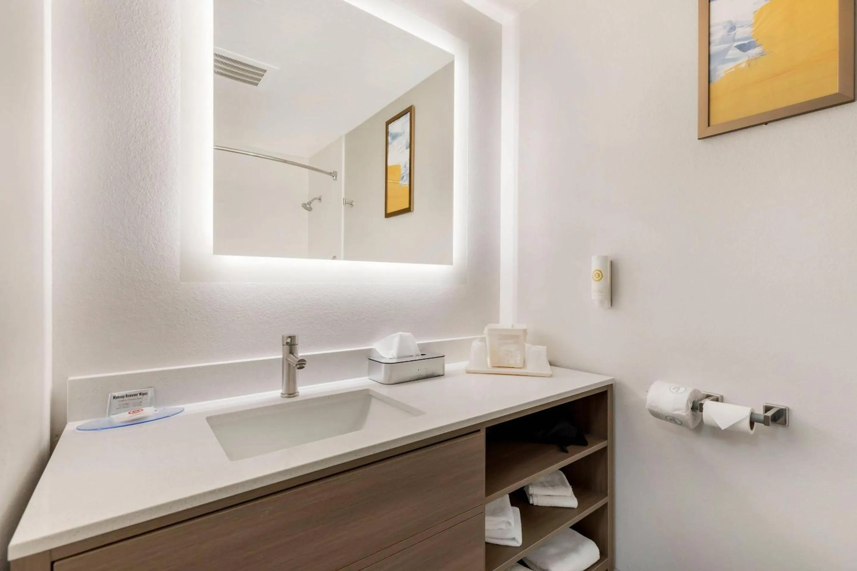 Bedroom in Comfort Inn Ballard-Roosevelt