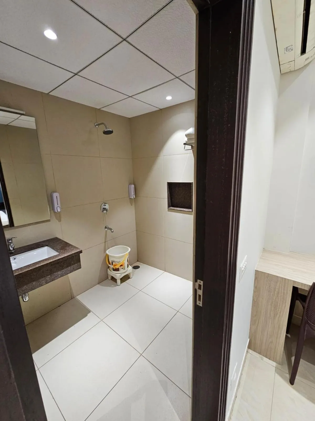 Shower in Hotel Bagla Atithi Banaras