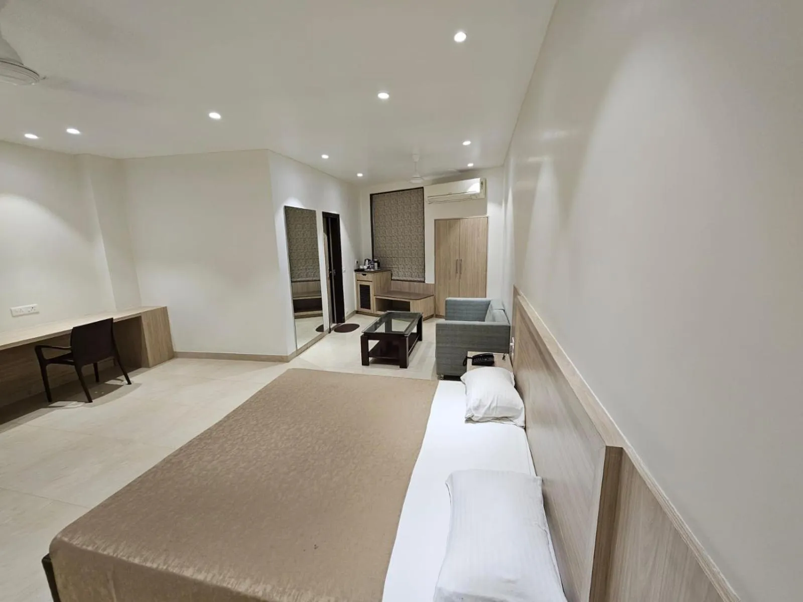 Photo of the whole room, Bed in Hotel Bagla Atithi Banaras