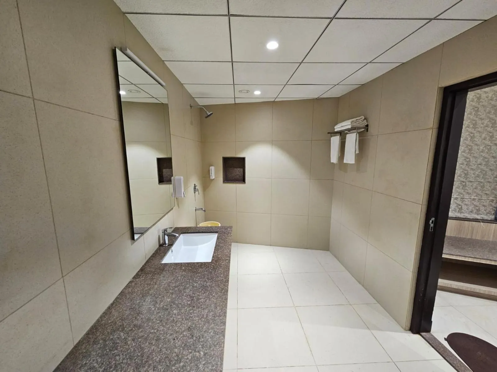 Bathroom, Bed in Hotel Bagla Atithi Banaras