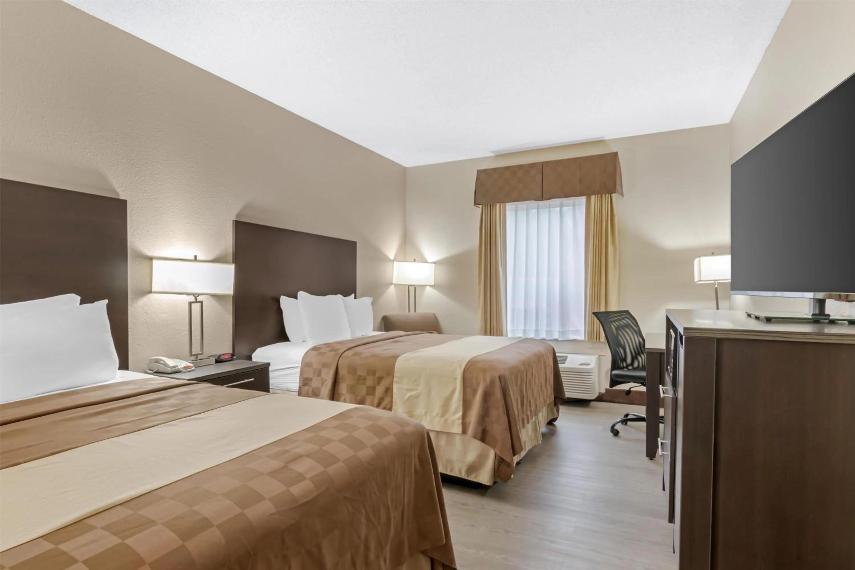 Bedroom, Bed in Best Western Teal Lake Inn