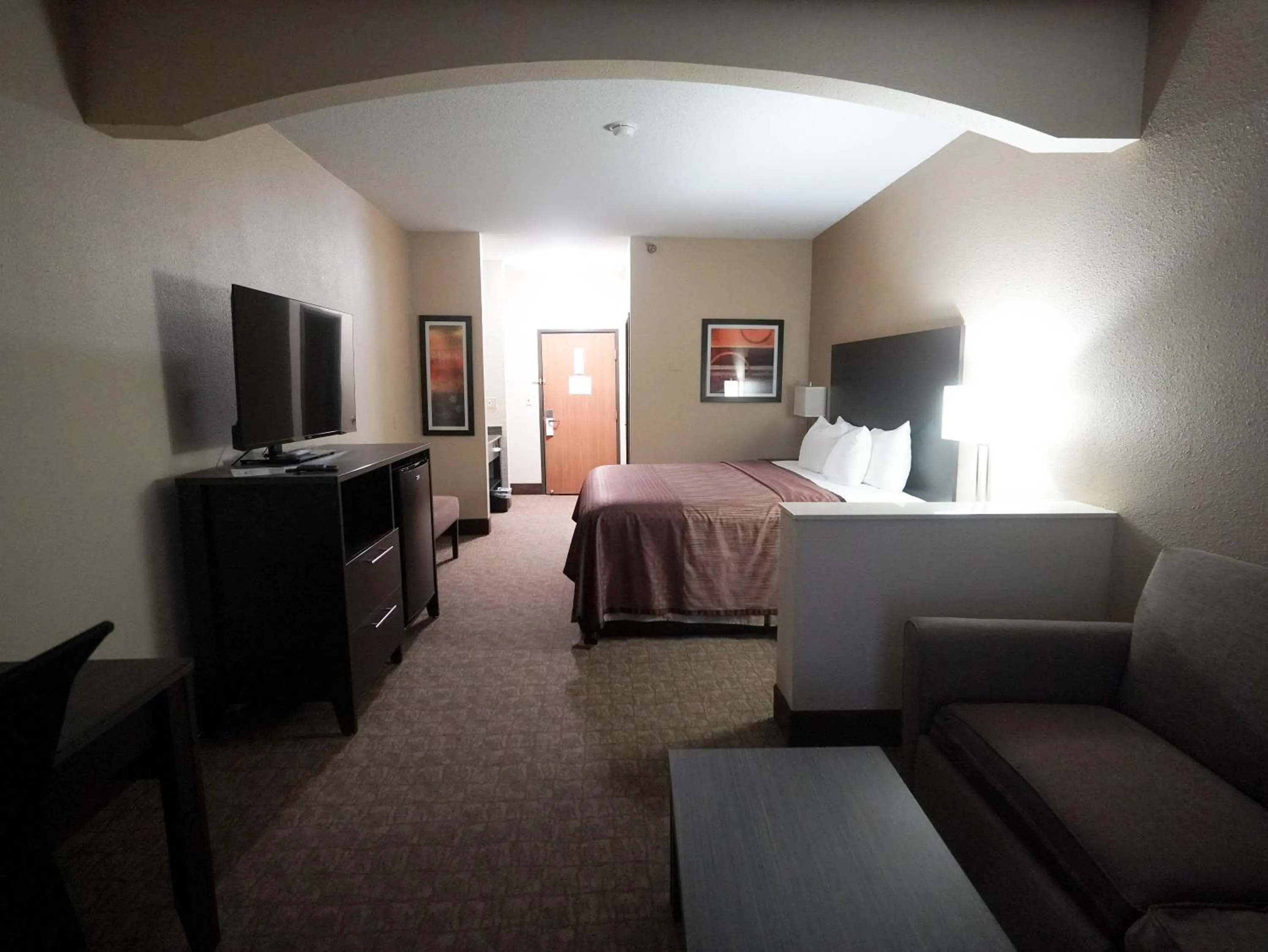 Living room, Bed in Best Western Teal Lake Inn