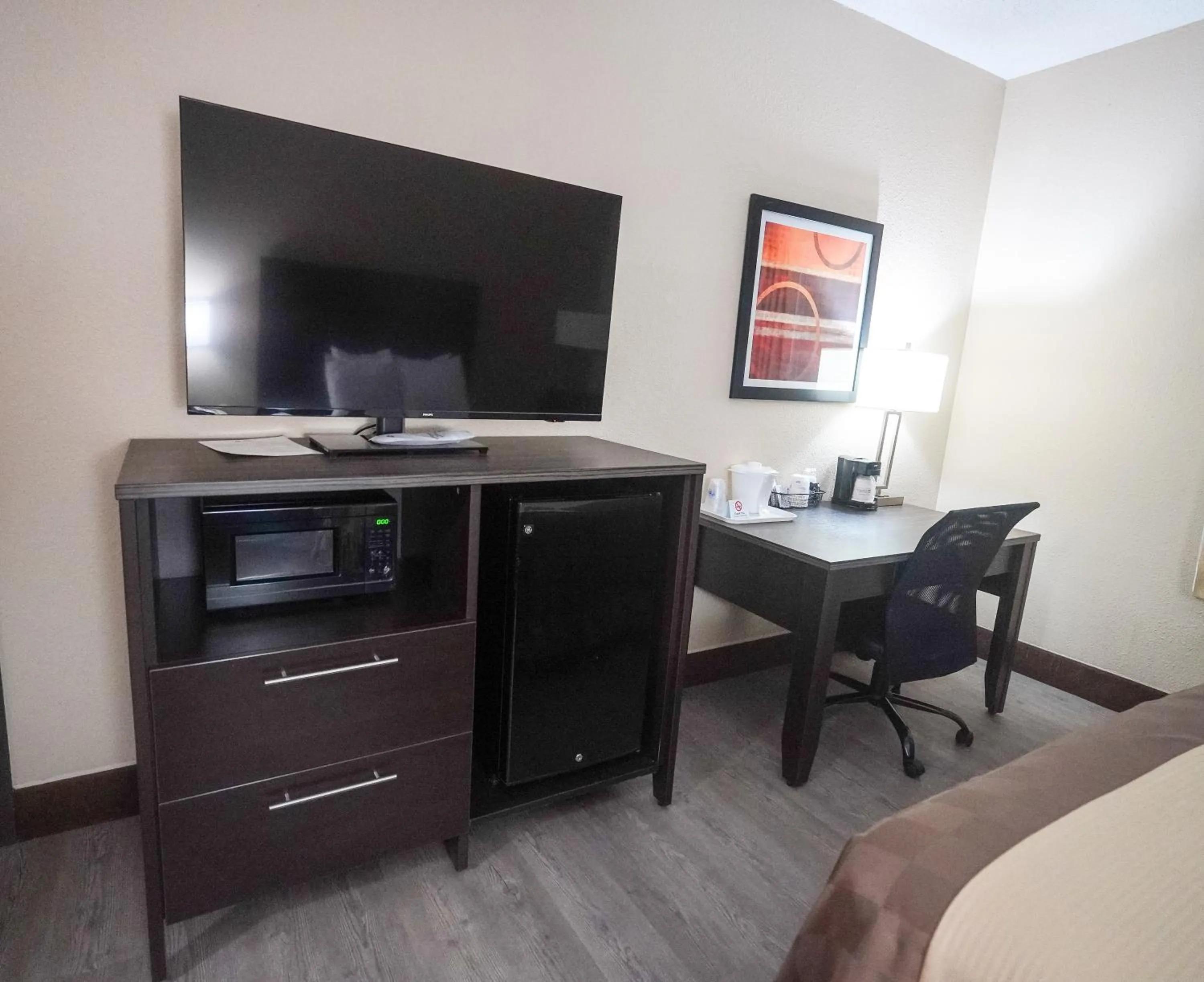 TV and multimedia in Best Western Teal Lake Inn