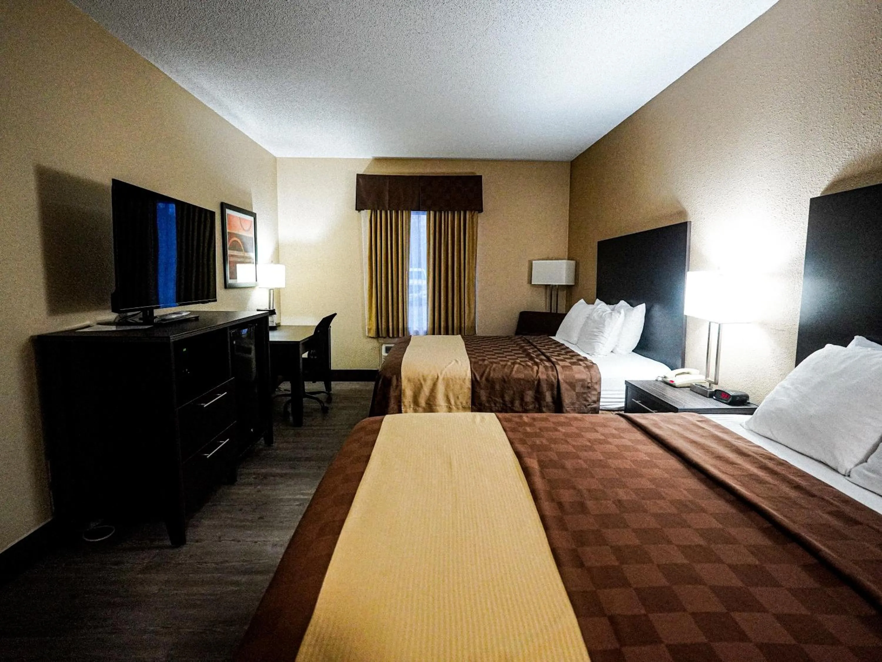 Bed in Best Western Teal Lake Inn