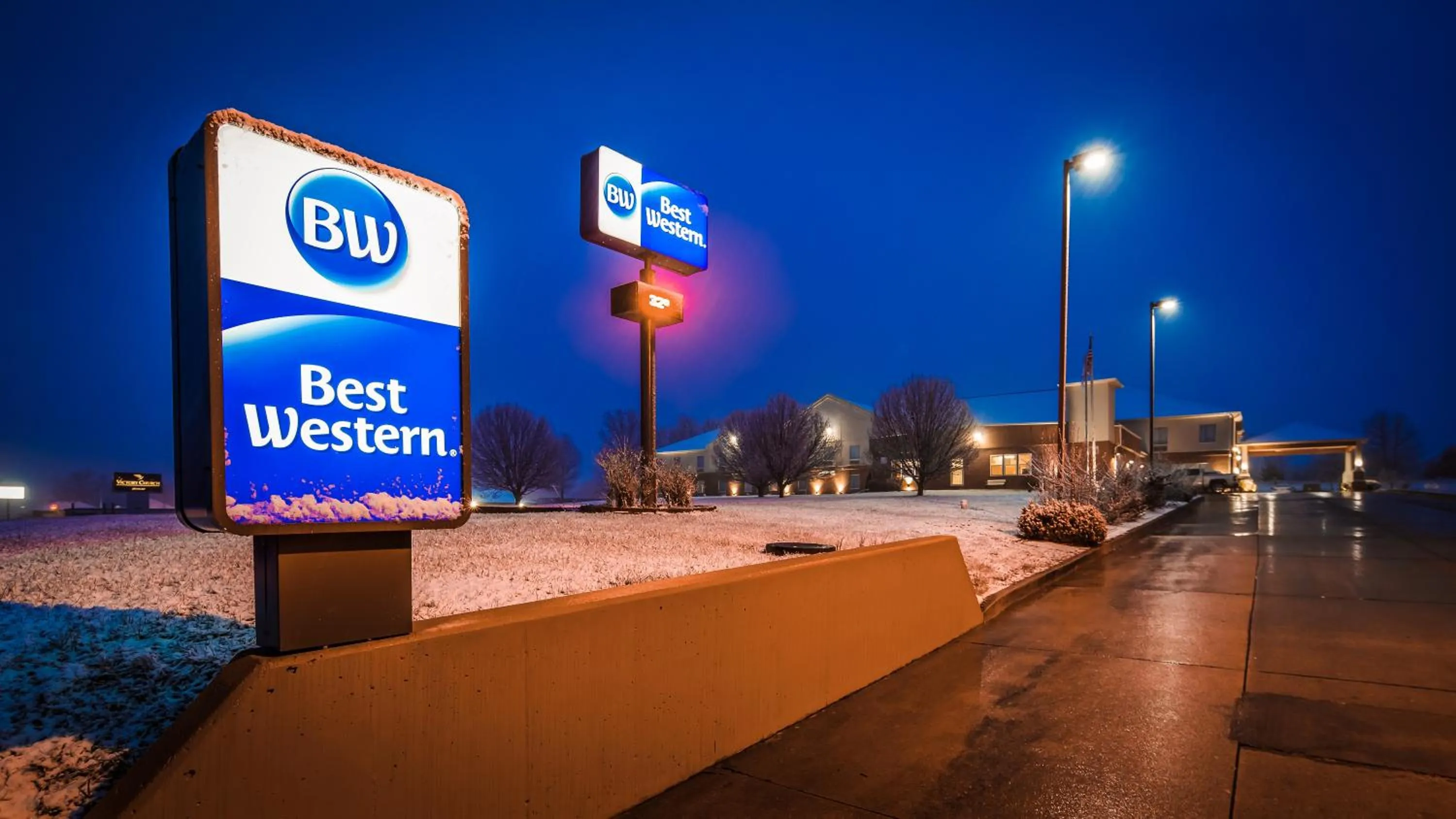 Property building in Best Western Teal Lake Inn