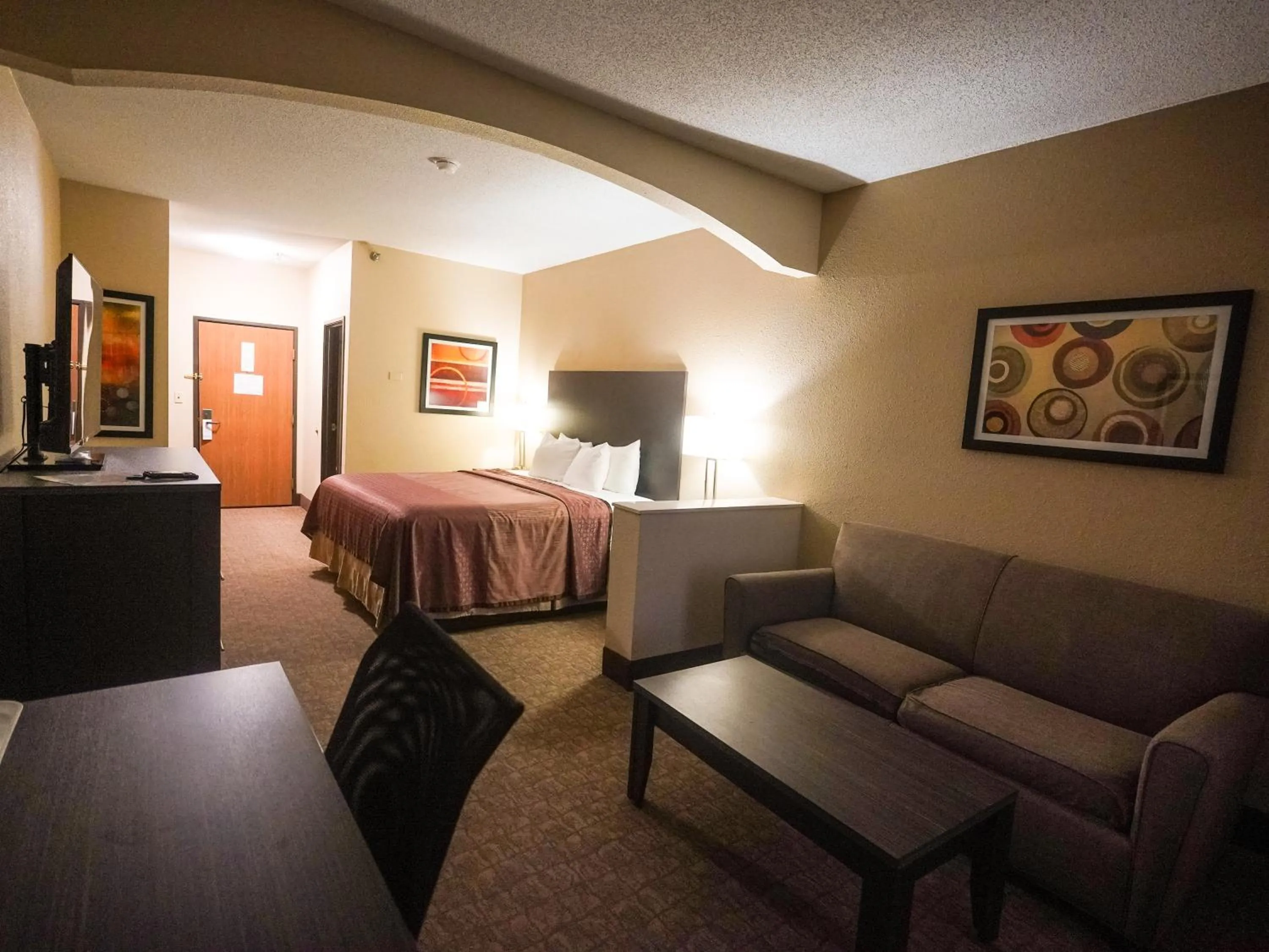 Living room, Bed in Best Western Teal Lake Inn