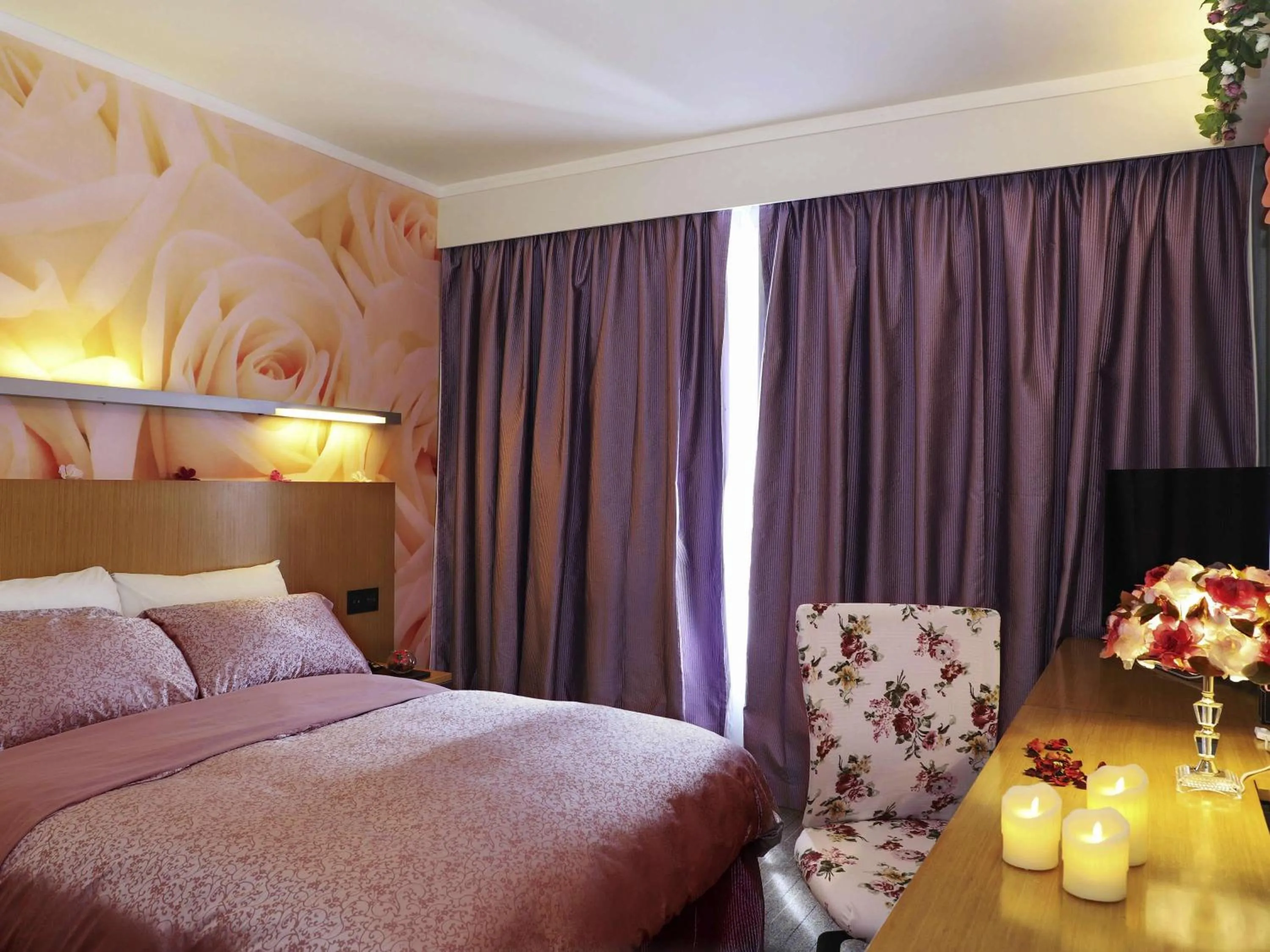 Bedroom, Bed in Novotel Century Hong Kong