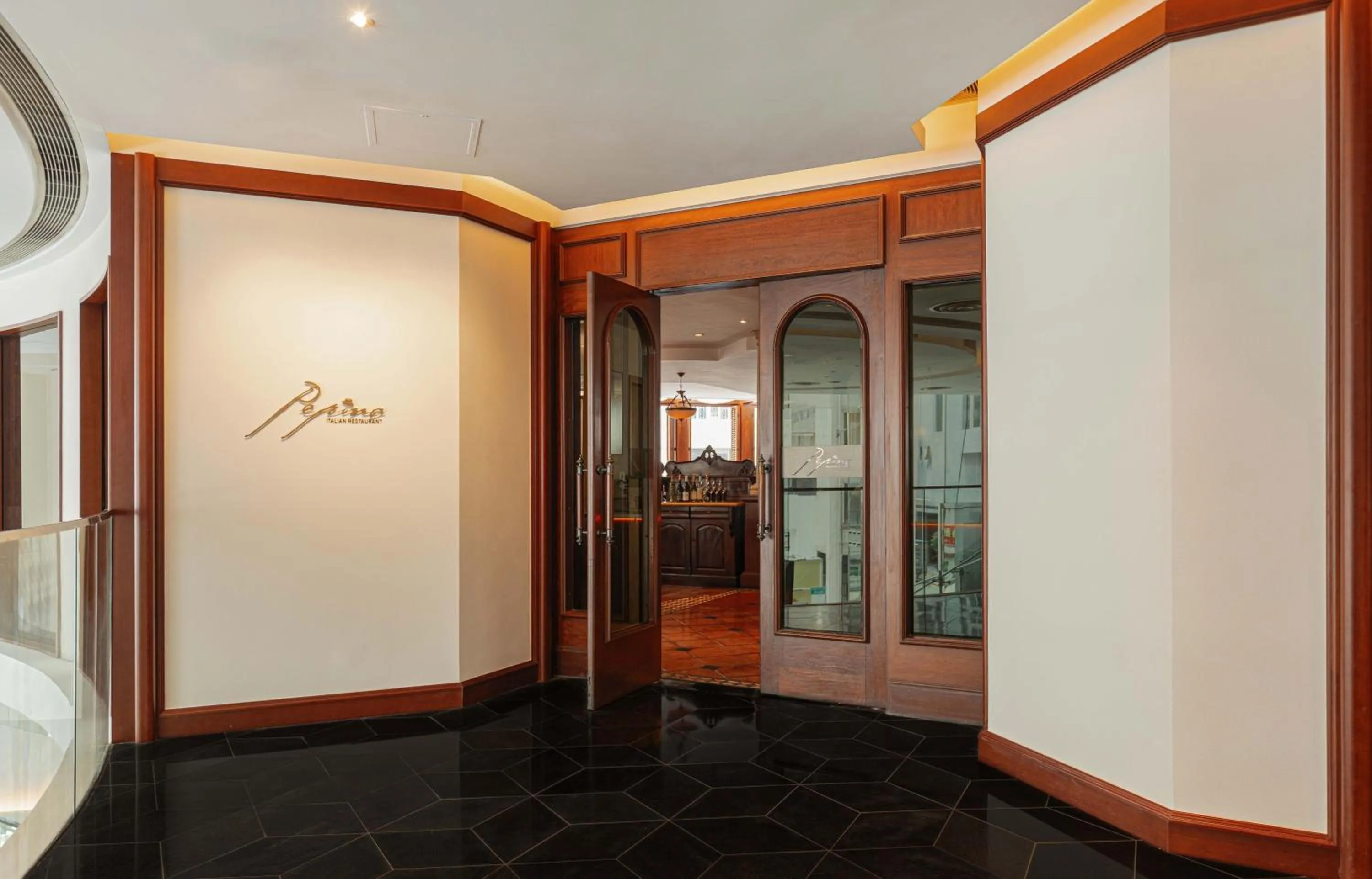 Restaurant/places to eat in Novotel Century Hong Kong