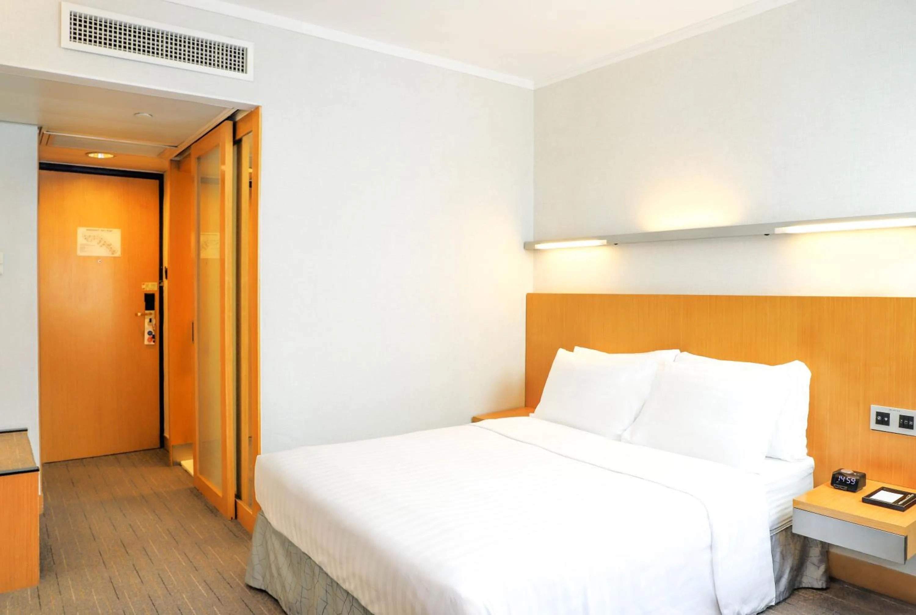 Bedroom, Bed in Novotel Century Hong Kong