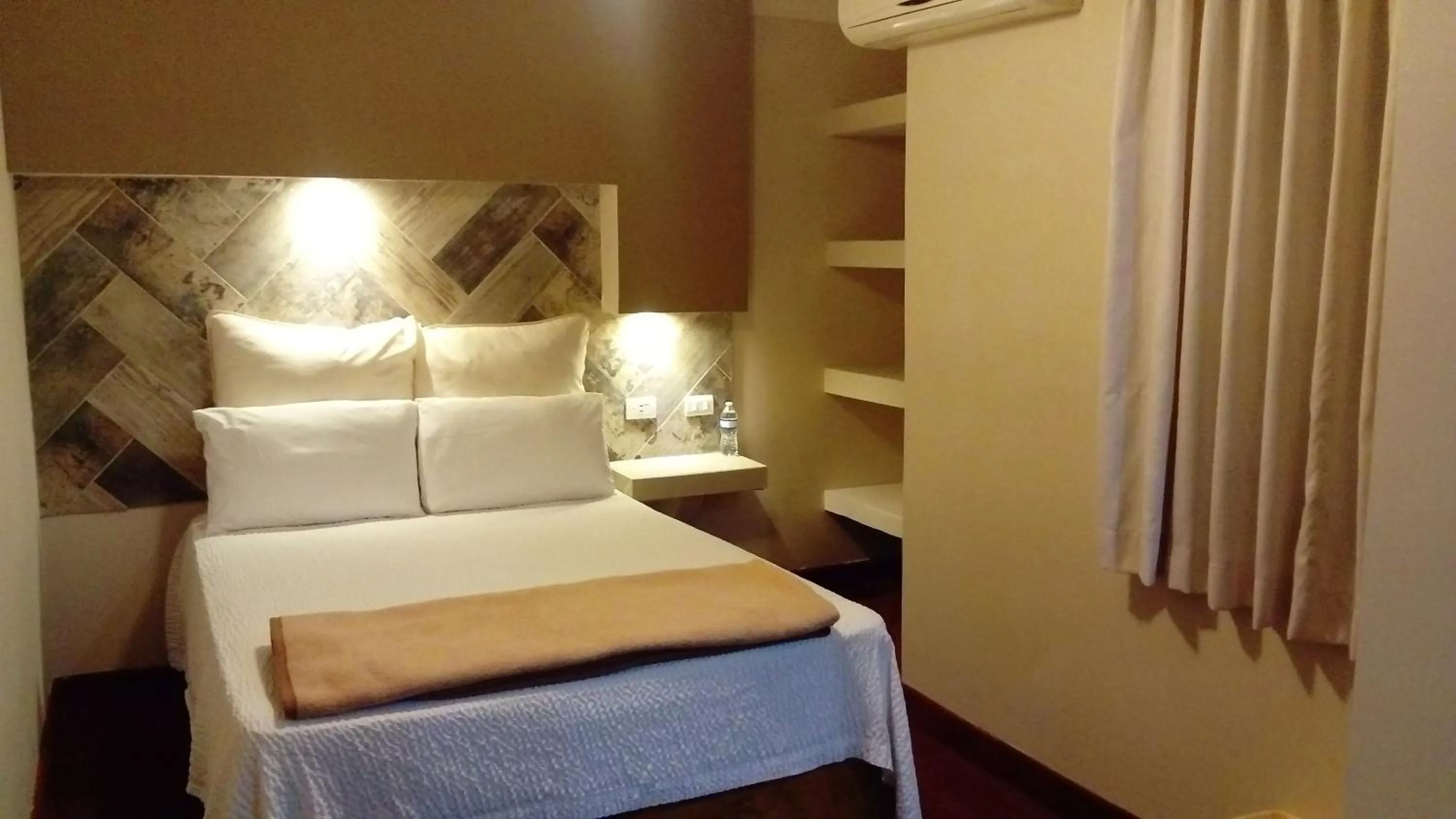 Photo of the whole room in Hotel Royal Inn