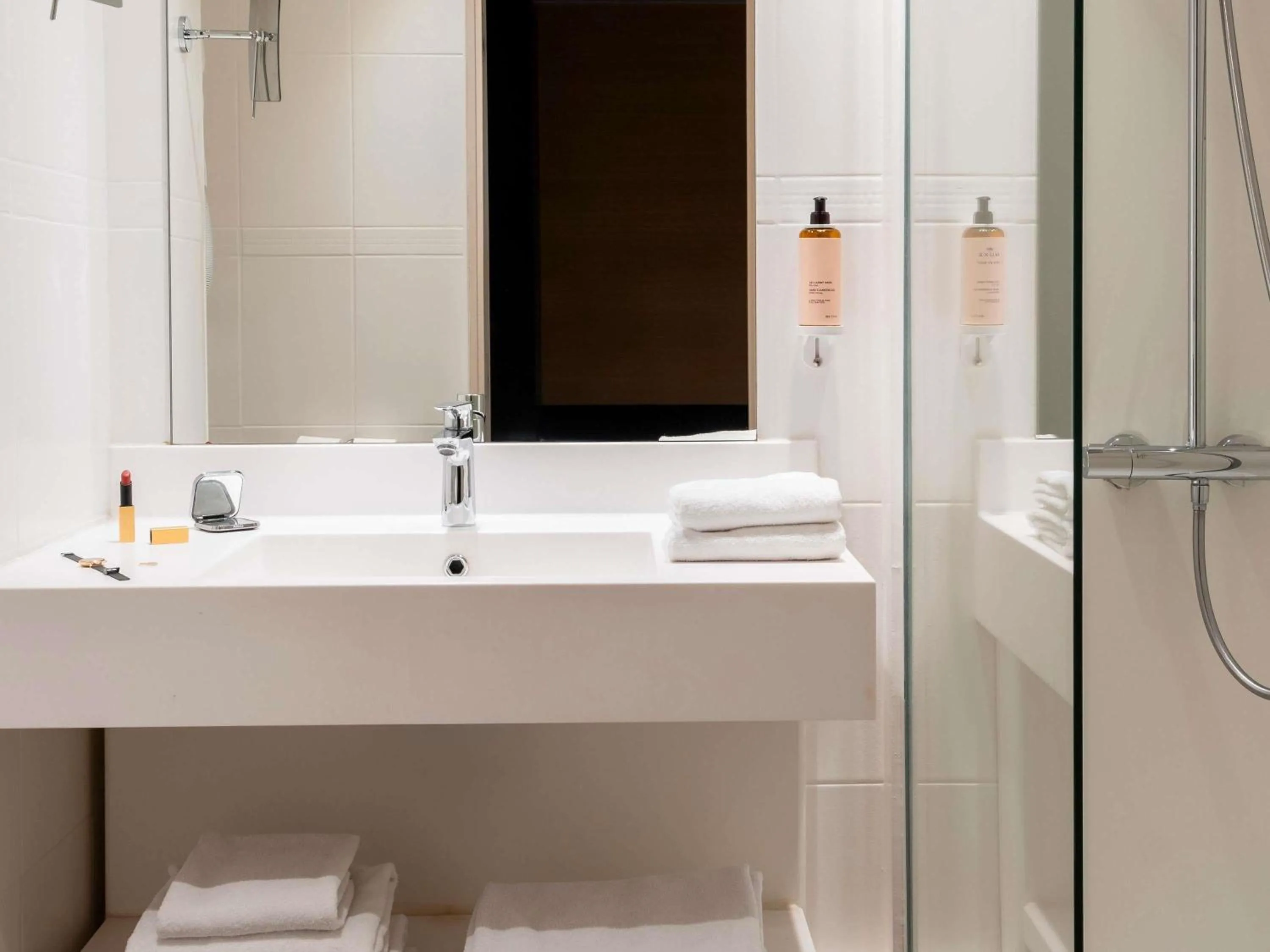 Bedroom in Mercure Rouen Centre Champ de Mars