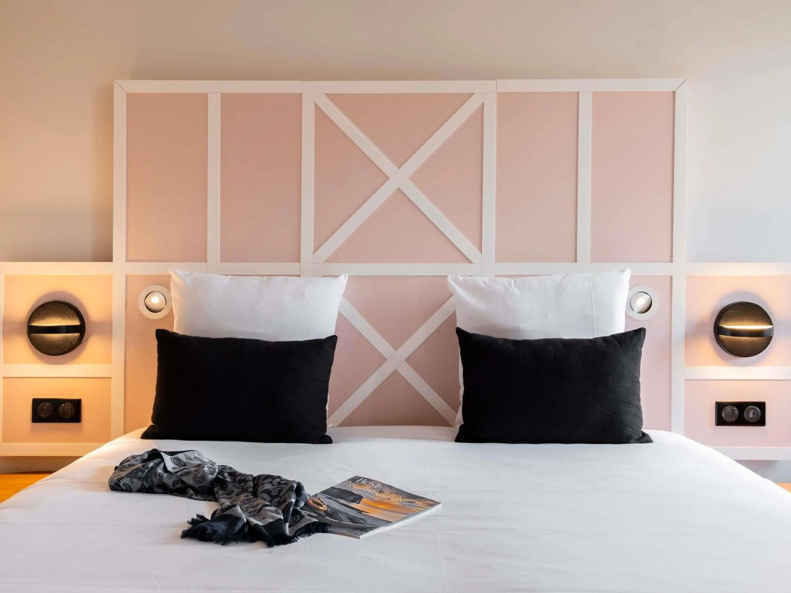 Property building, Bed in Mercure Rouen Centre Champ de Mars