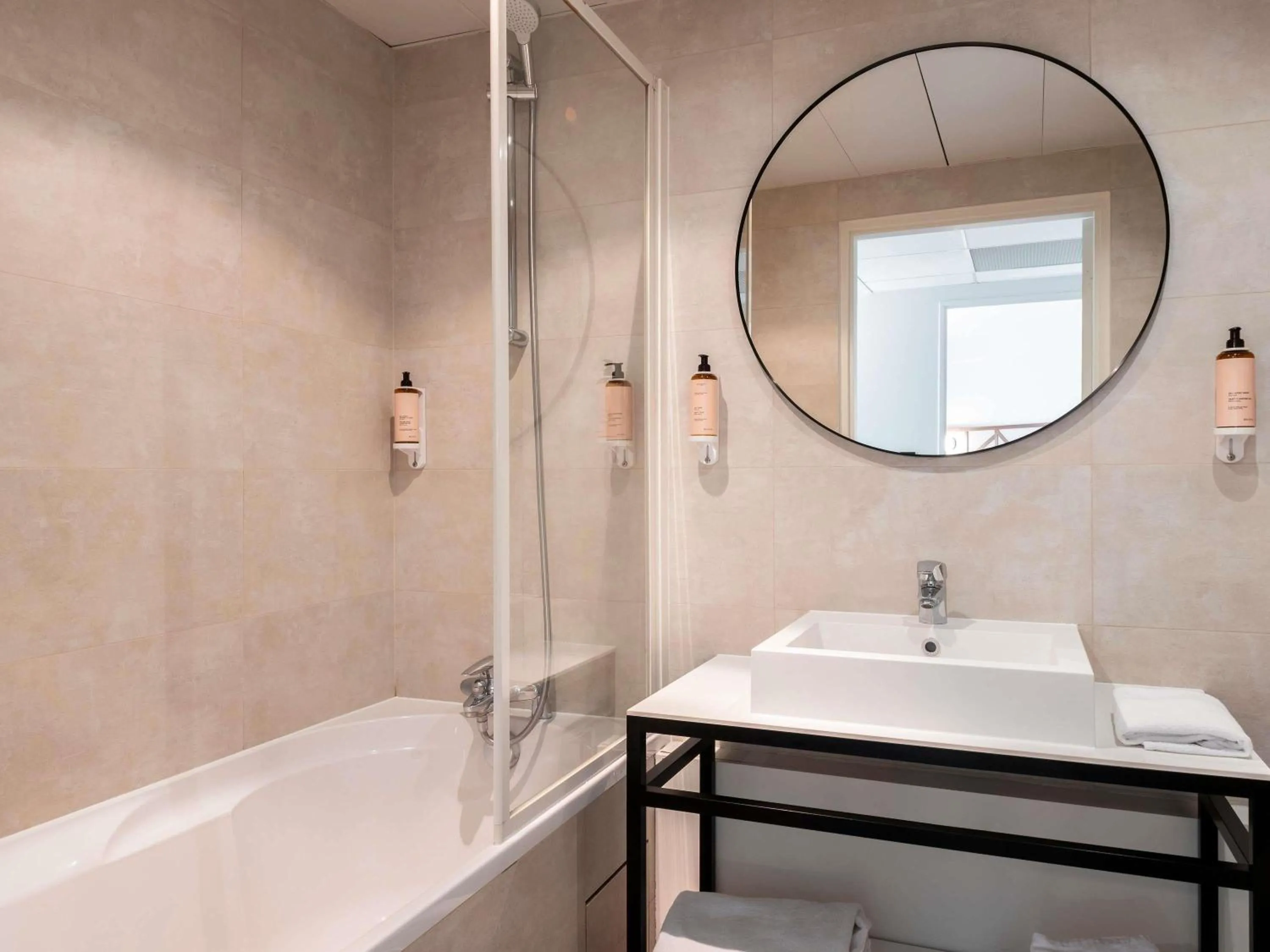 Bedroom in Mercure Rouen Centre Champ de Mars