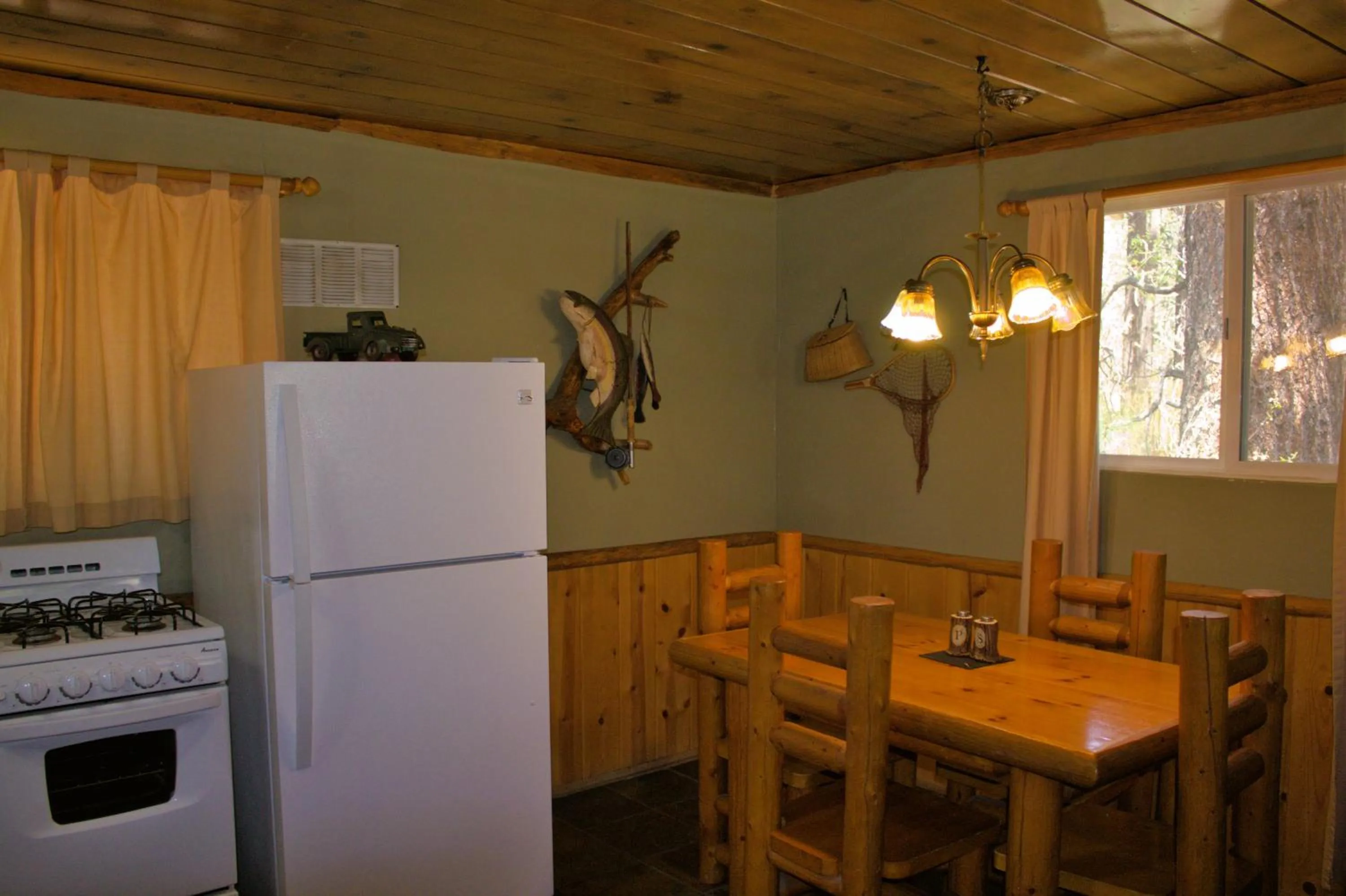 Dining area in Goldmine Lodge