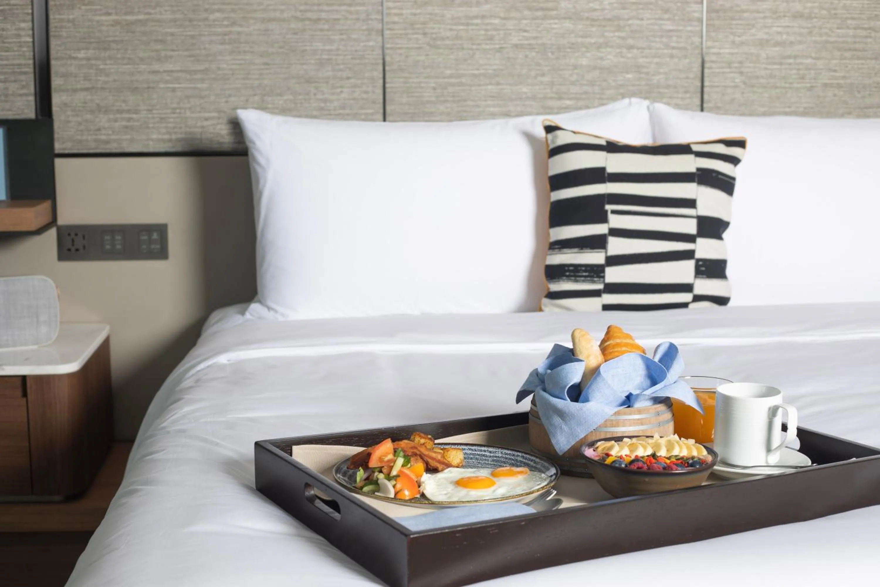 Photo of the whole room, Bed in Kimpton Maa-Lai Bangkok by IHG