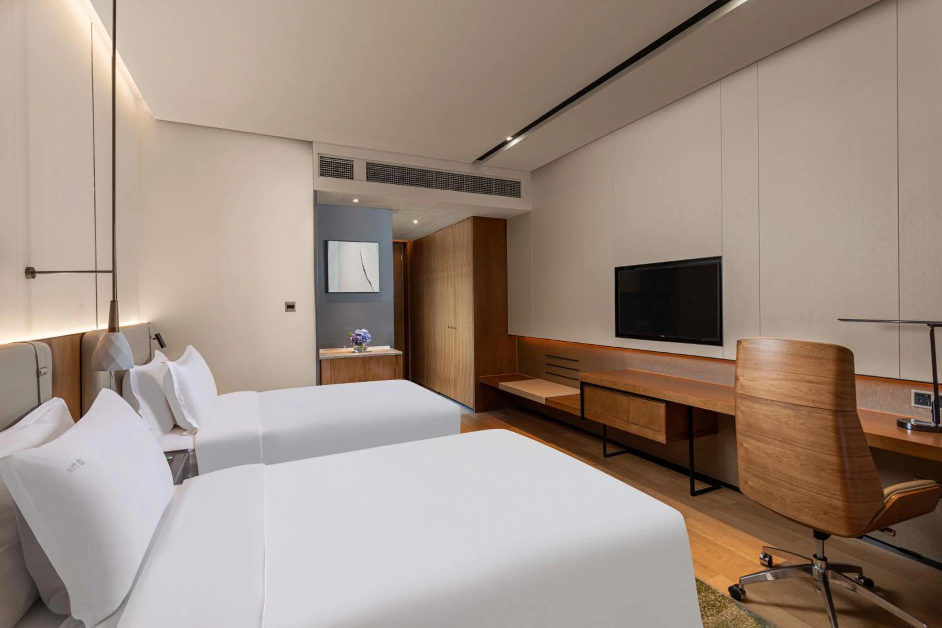 Bedroom, TV/Entertainment Center in Holiday Inn Hangzhou Binjiang