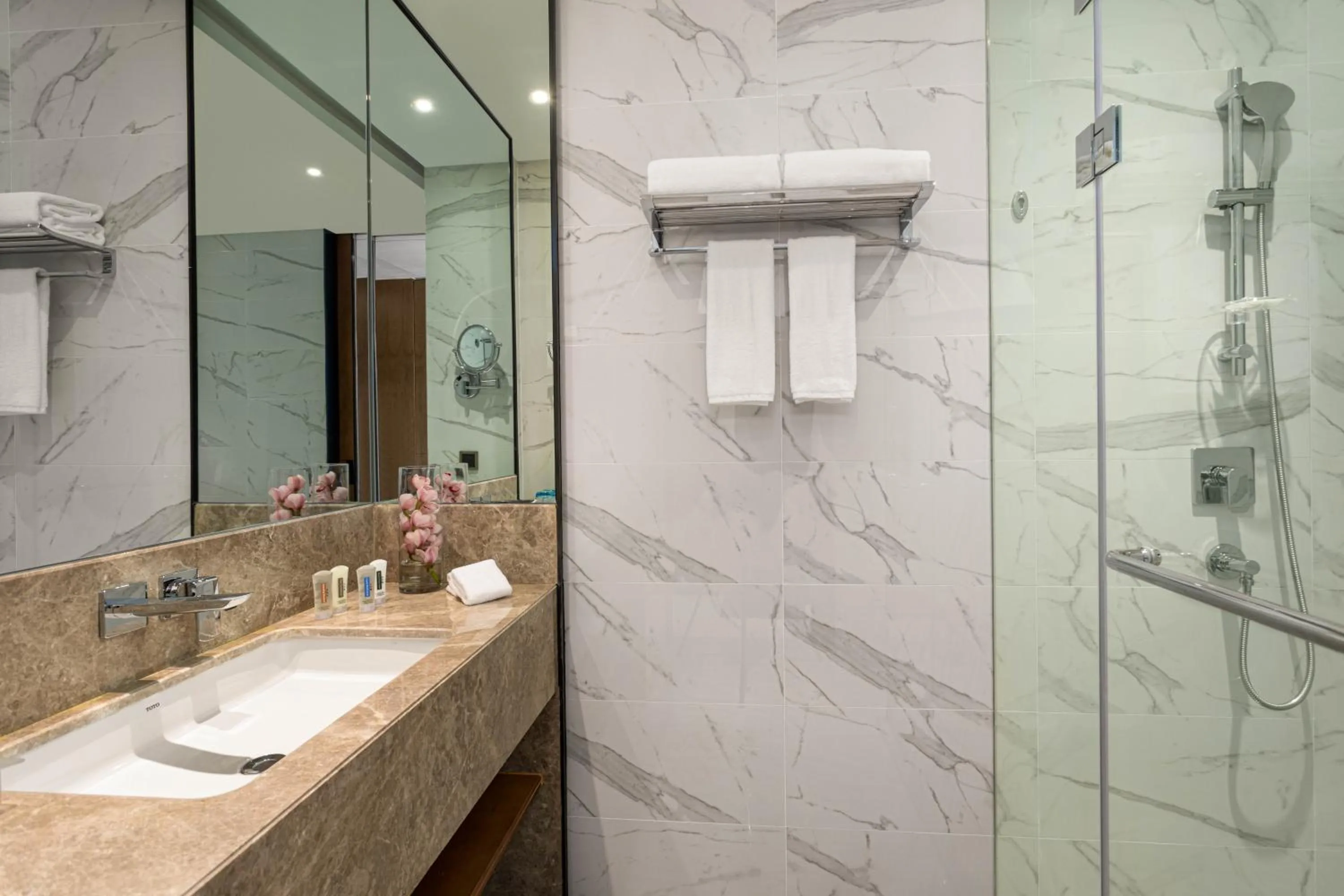 Shower, Bathroom in Holiday Inn Hangzhou Binjiang