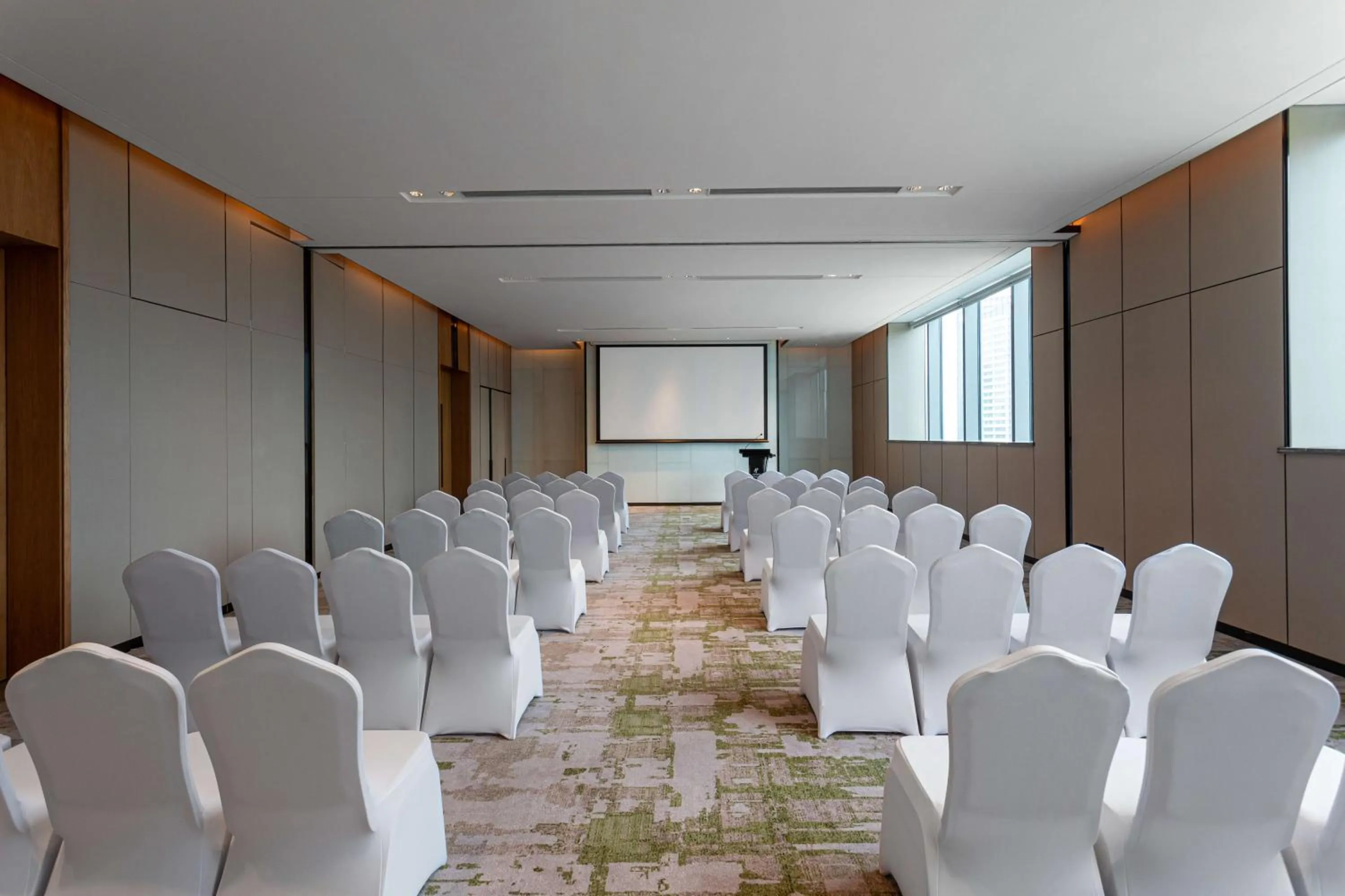 Business facilities in Holiday Inn Hangzhou Binjiang