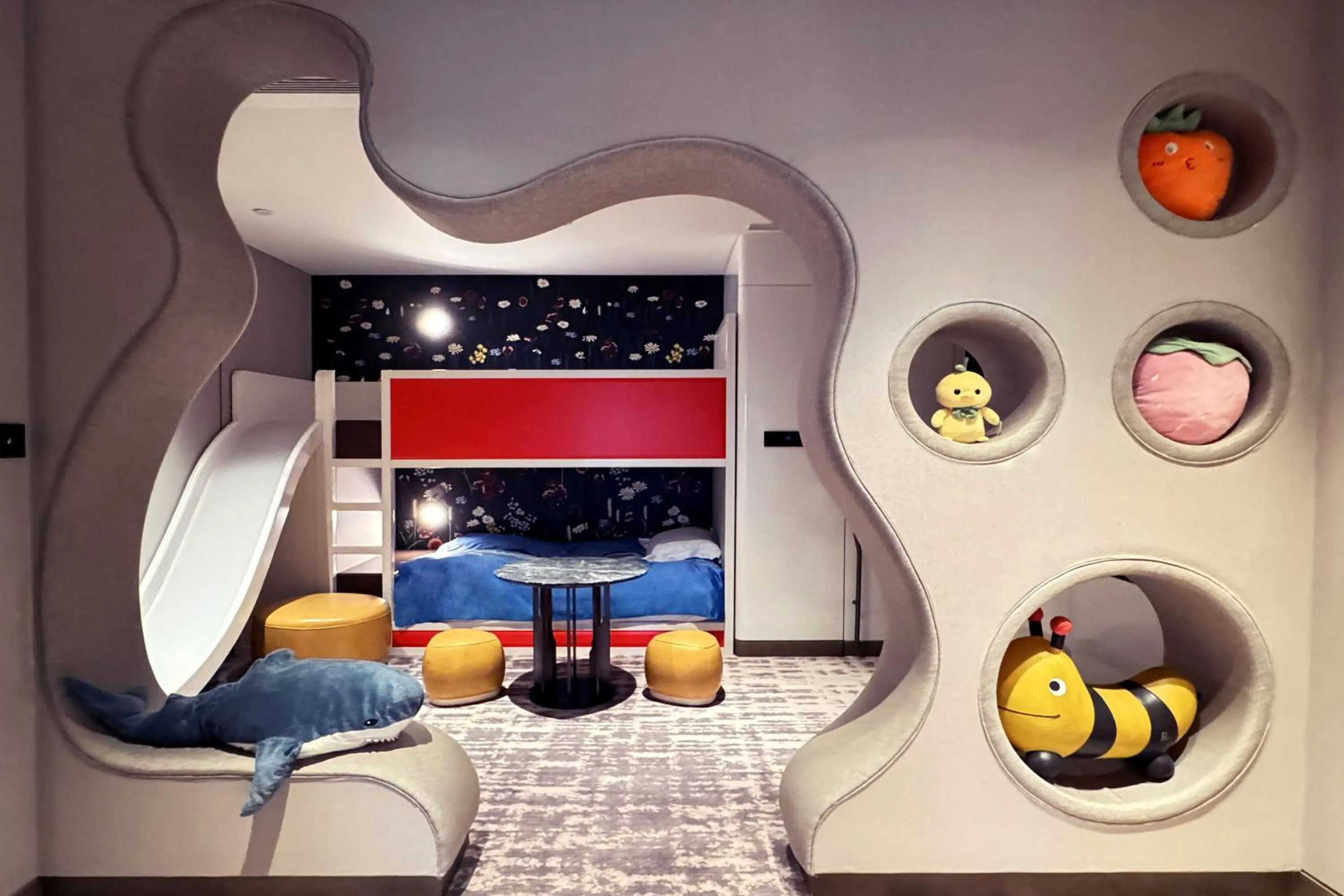 Photo of the whole room, Bed in Crowne Plaza Wuzhen by IHG