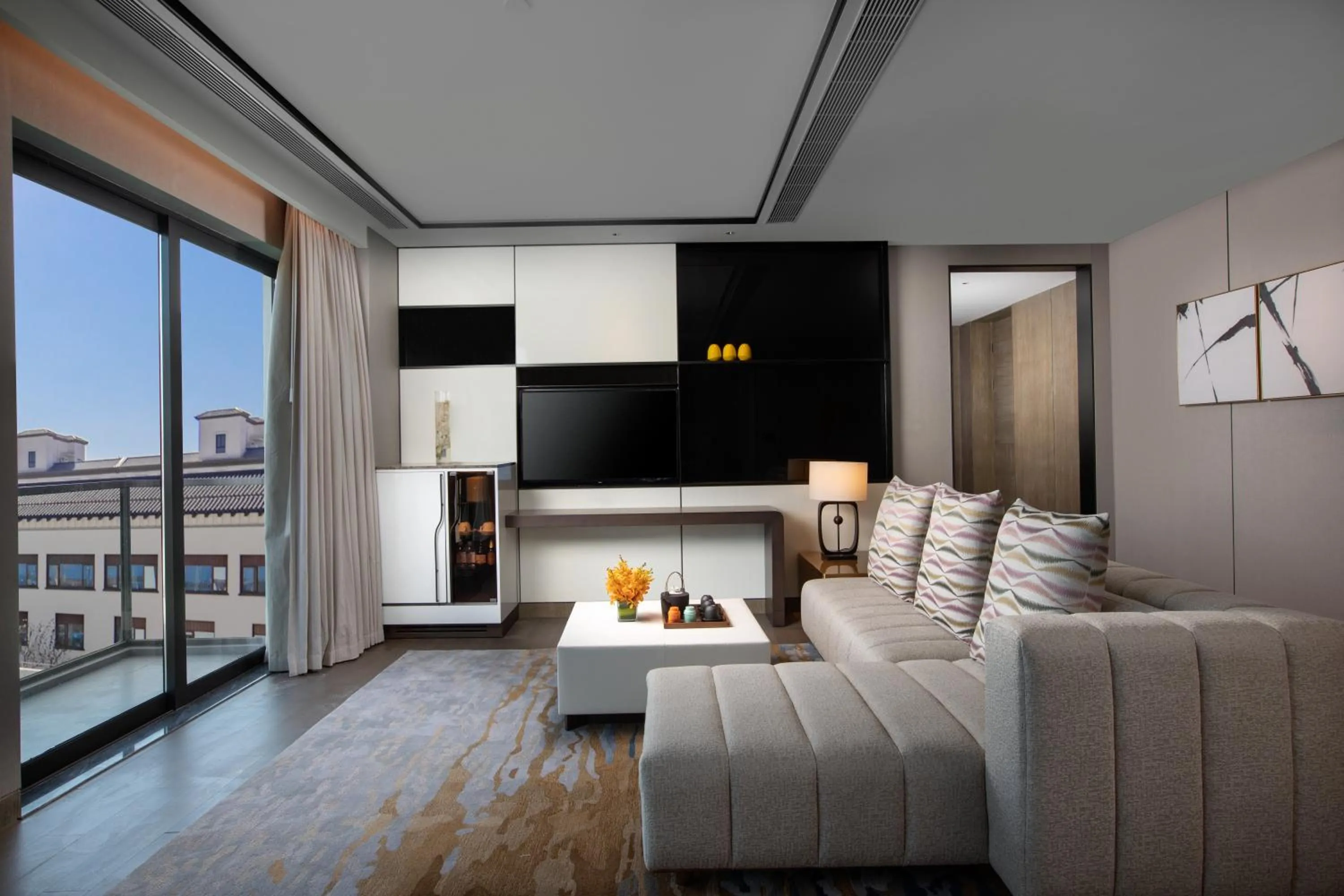 Living room in Crowne Plaza Wuzhen by IHG