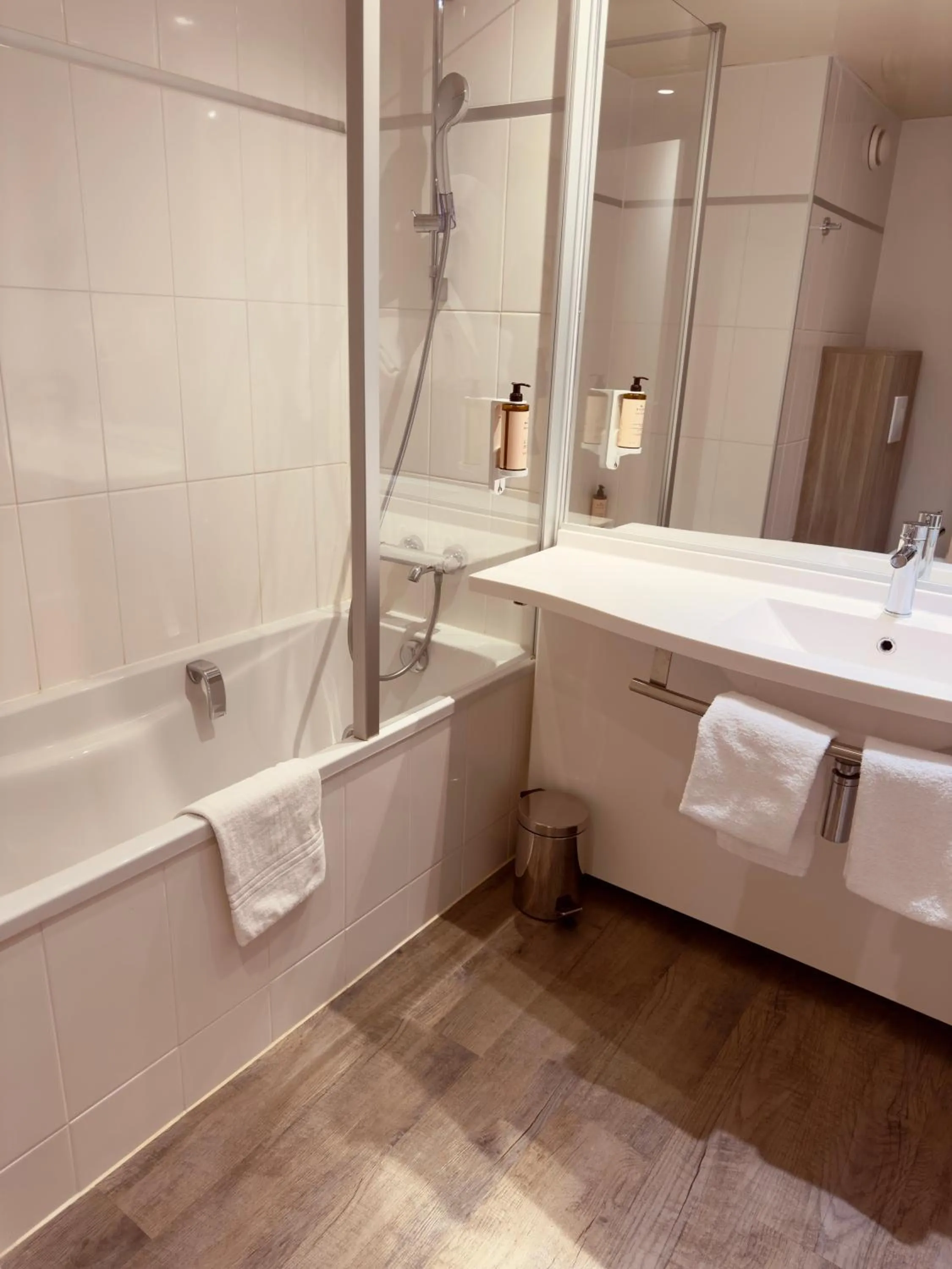 Bath in Mercure Rouen Val de Reuil