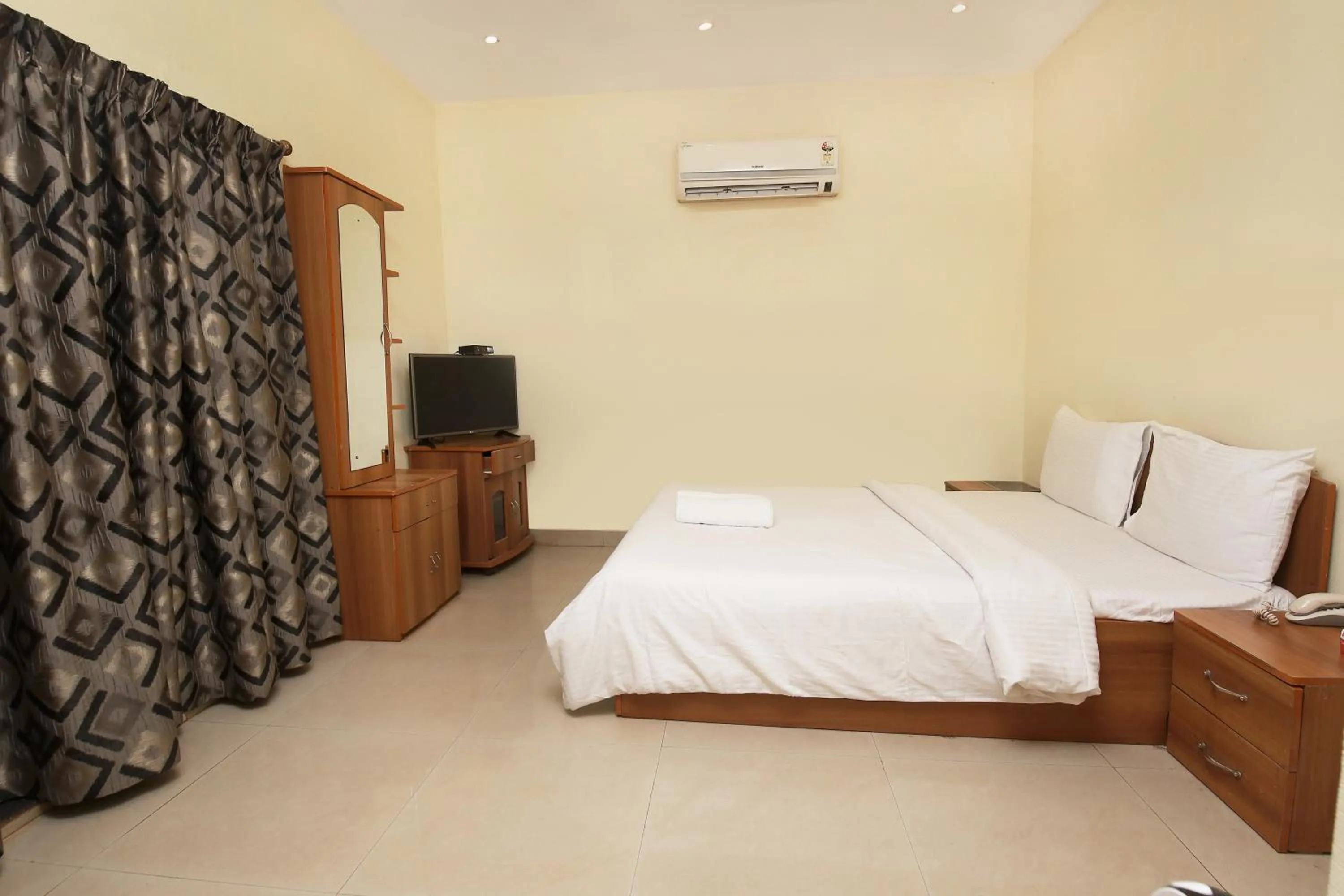 Photo of the whole room, Bed in Westend Hotel