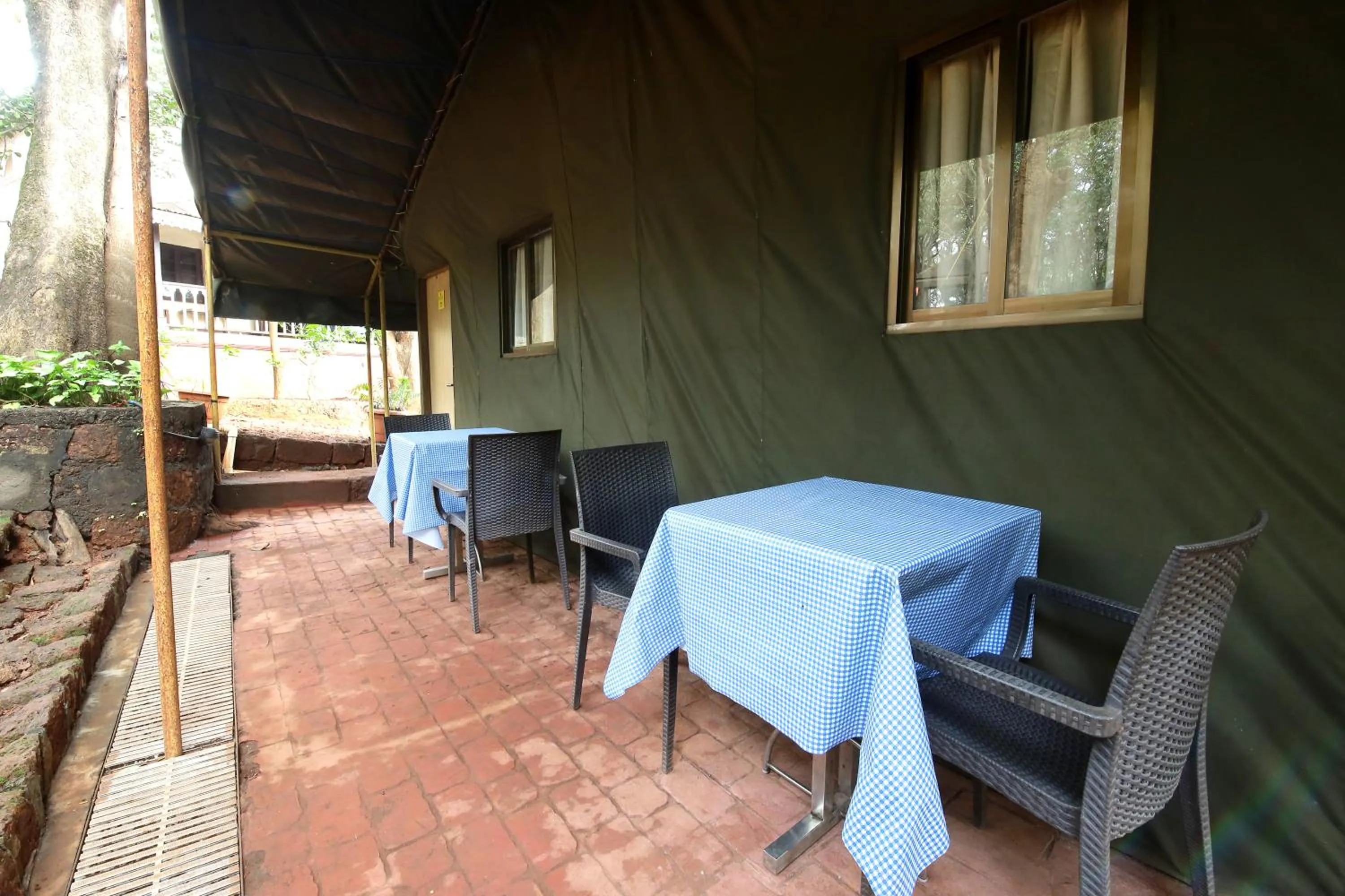 Restaurant/places to eat in Westend Hotel