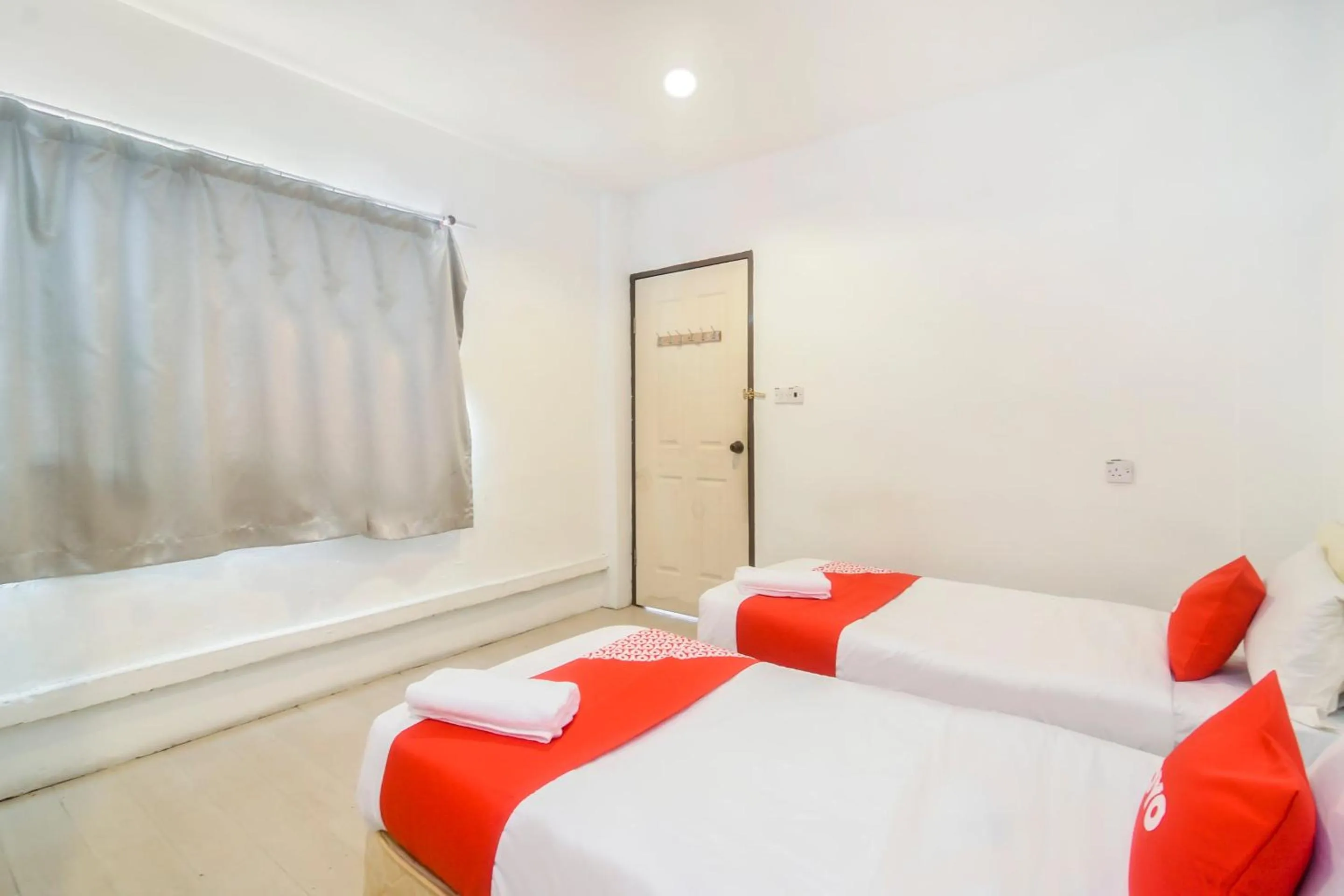 Bedroom in OYO 44017 L & C Premium Stay