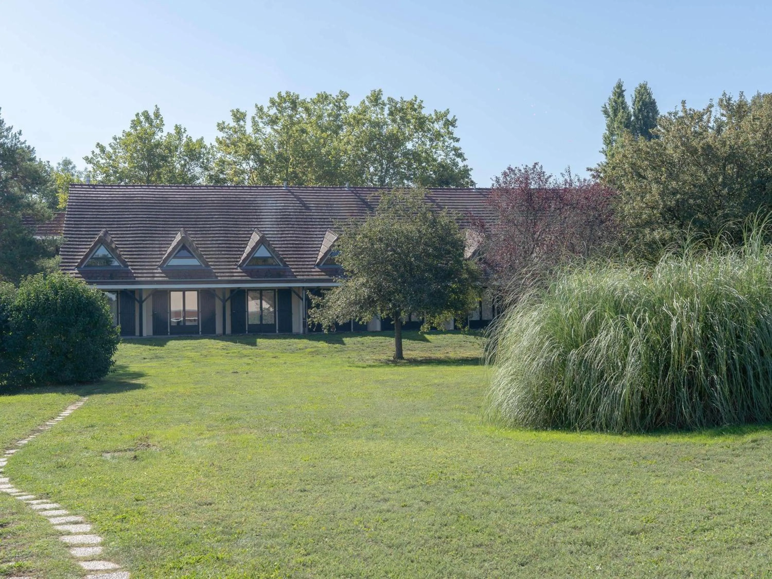 Property building in Mercure Auxerre Autoroute du Soleil
