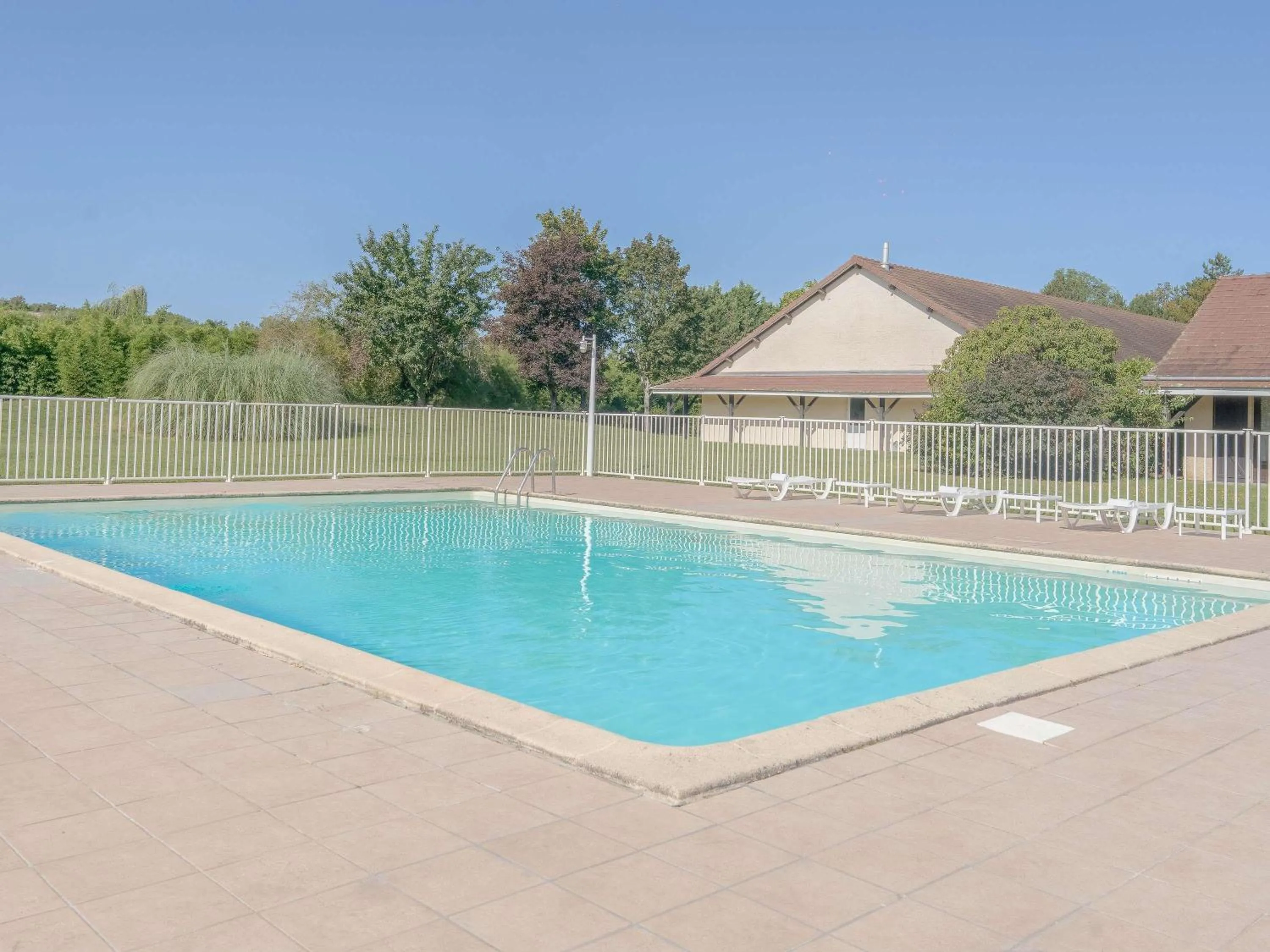 Pool view in Mercure Auxerre Autoroute du Soleil