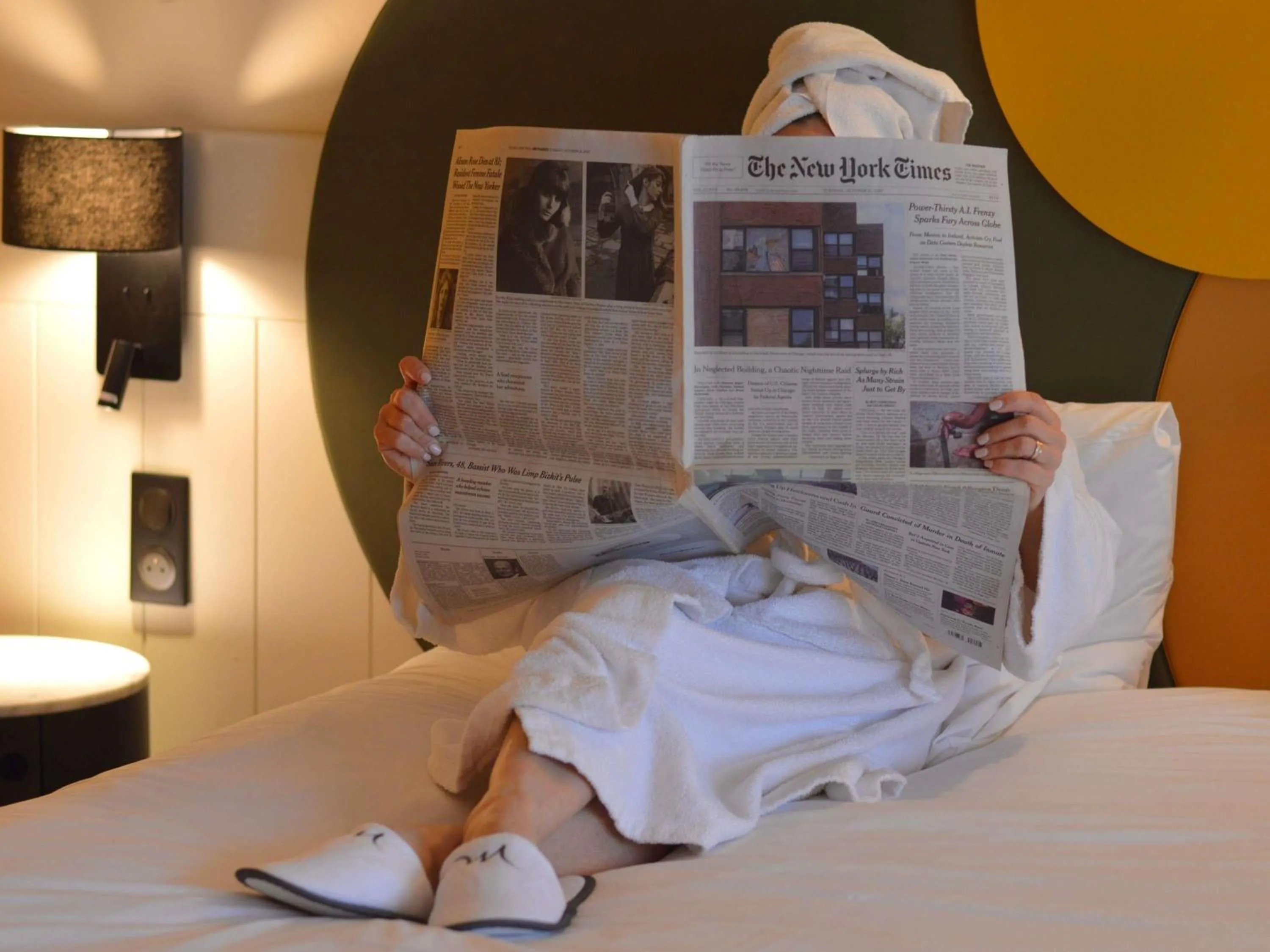 Property building, Bed in Mercure Auxerre Autoroute du Soleil