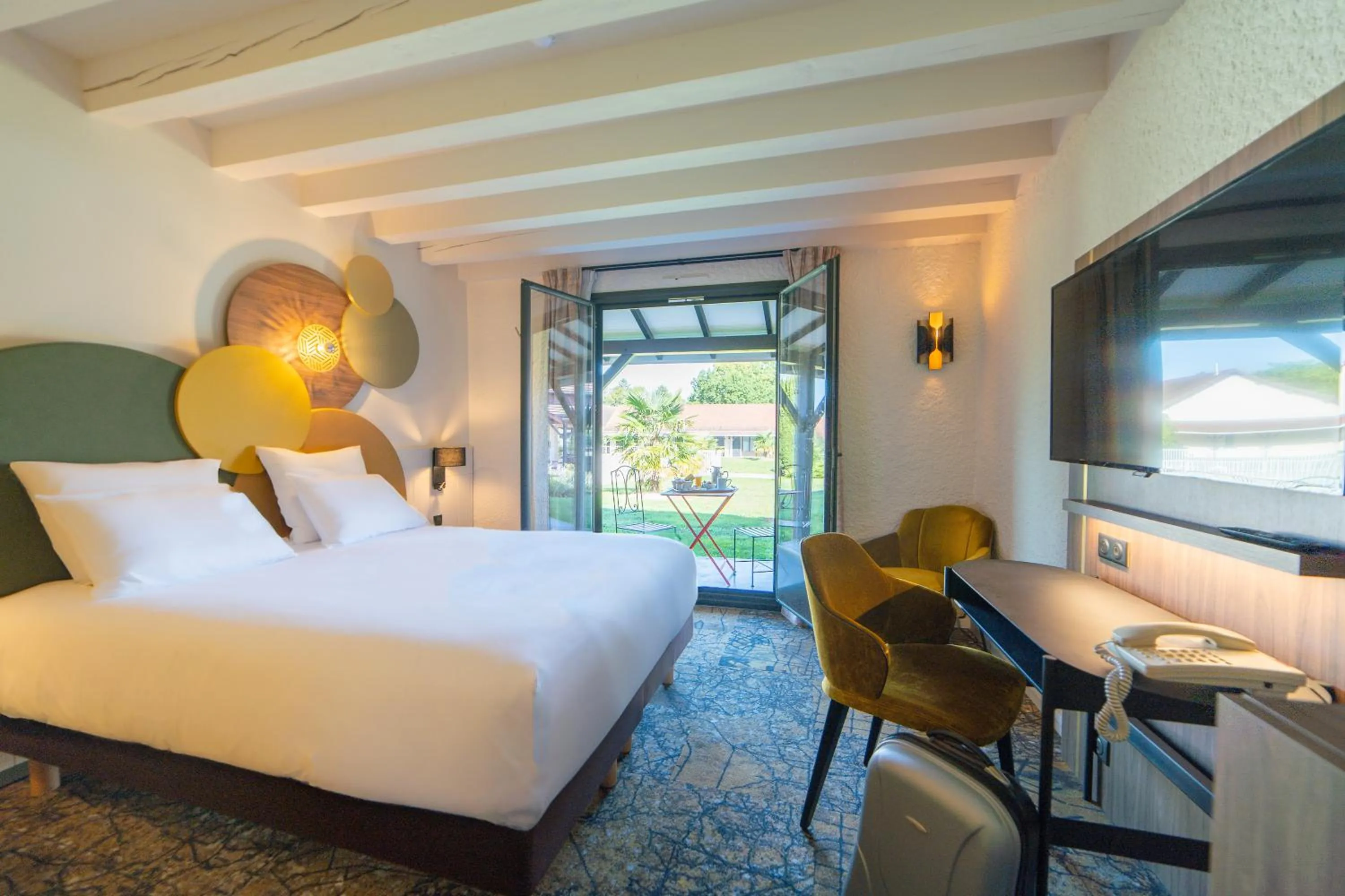 Bedroom, Bed in Mercure Auxerre Autoroute du Soleil