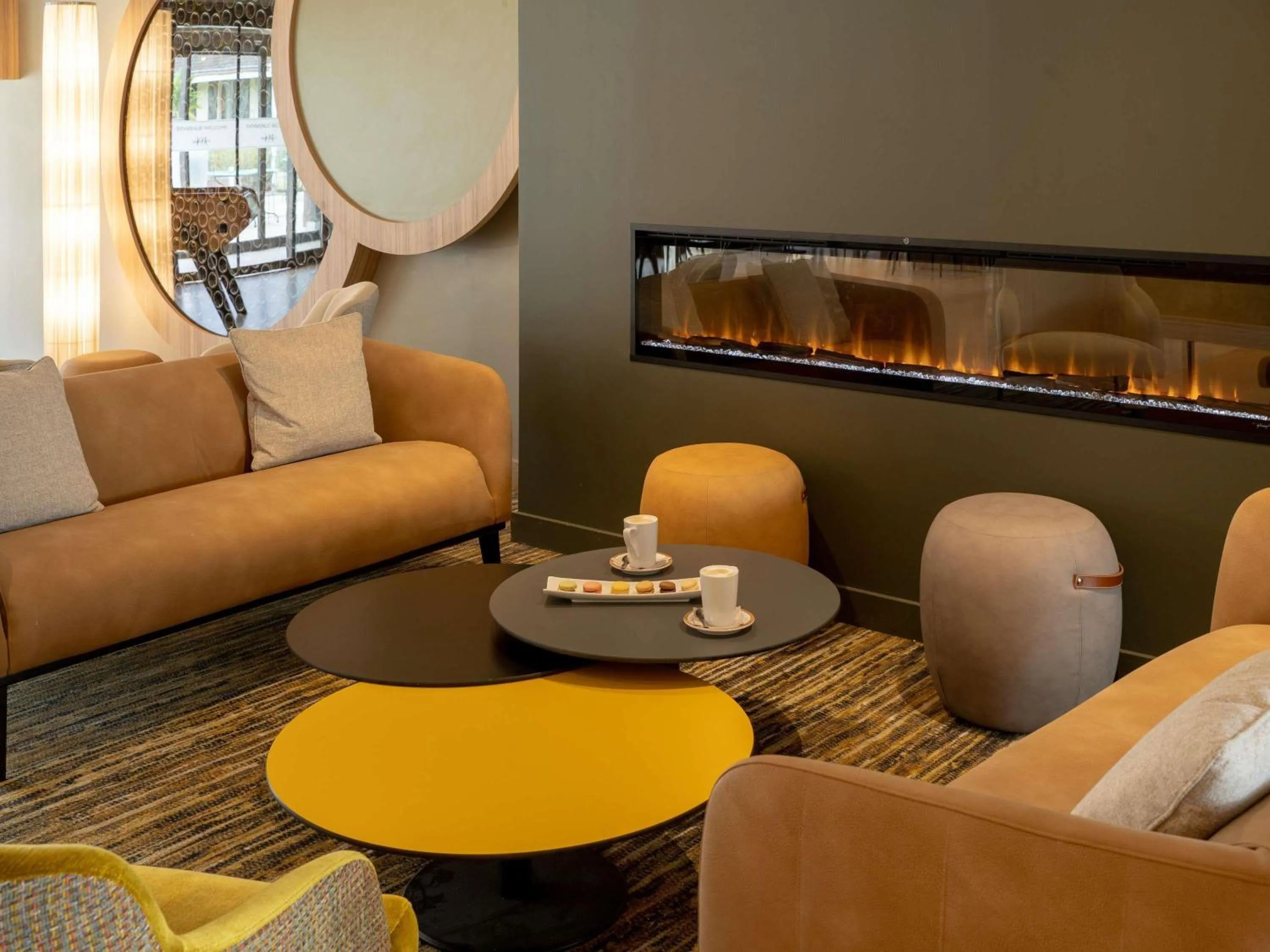 Lounge or bar in Mercure Auxerre Autoroute du Soleil