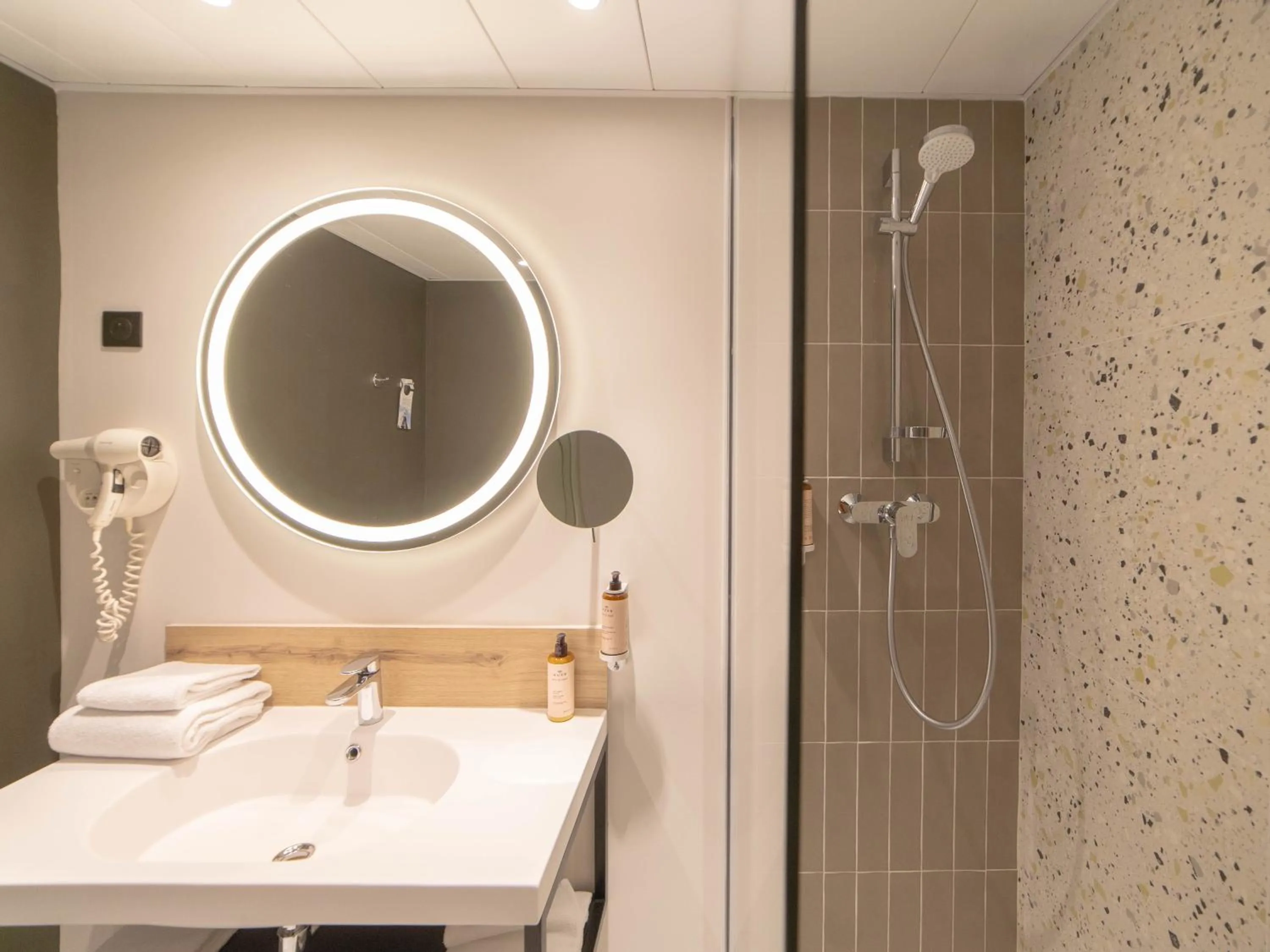 Bathroom in Mercure Auxerre Autoroute du Soleil